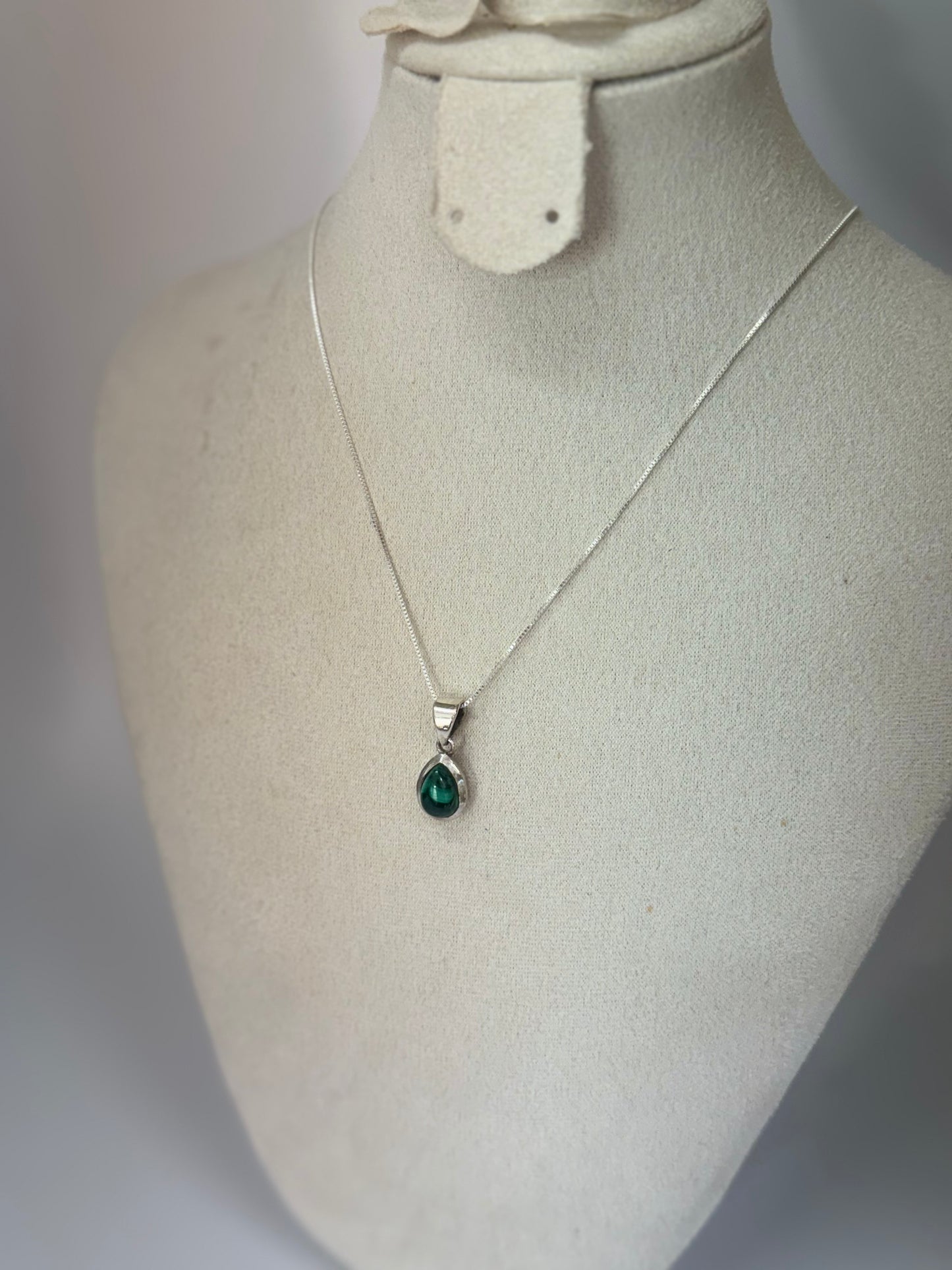 Pendentif Goutte en Malachite – Énergie et Élégance