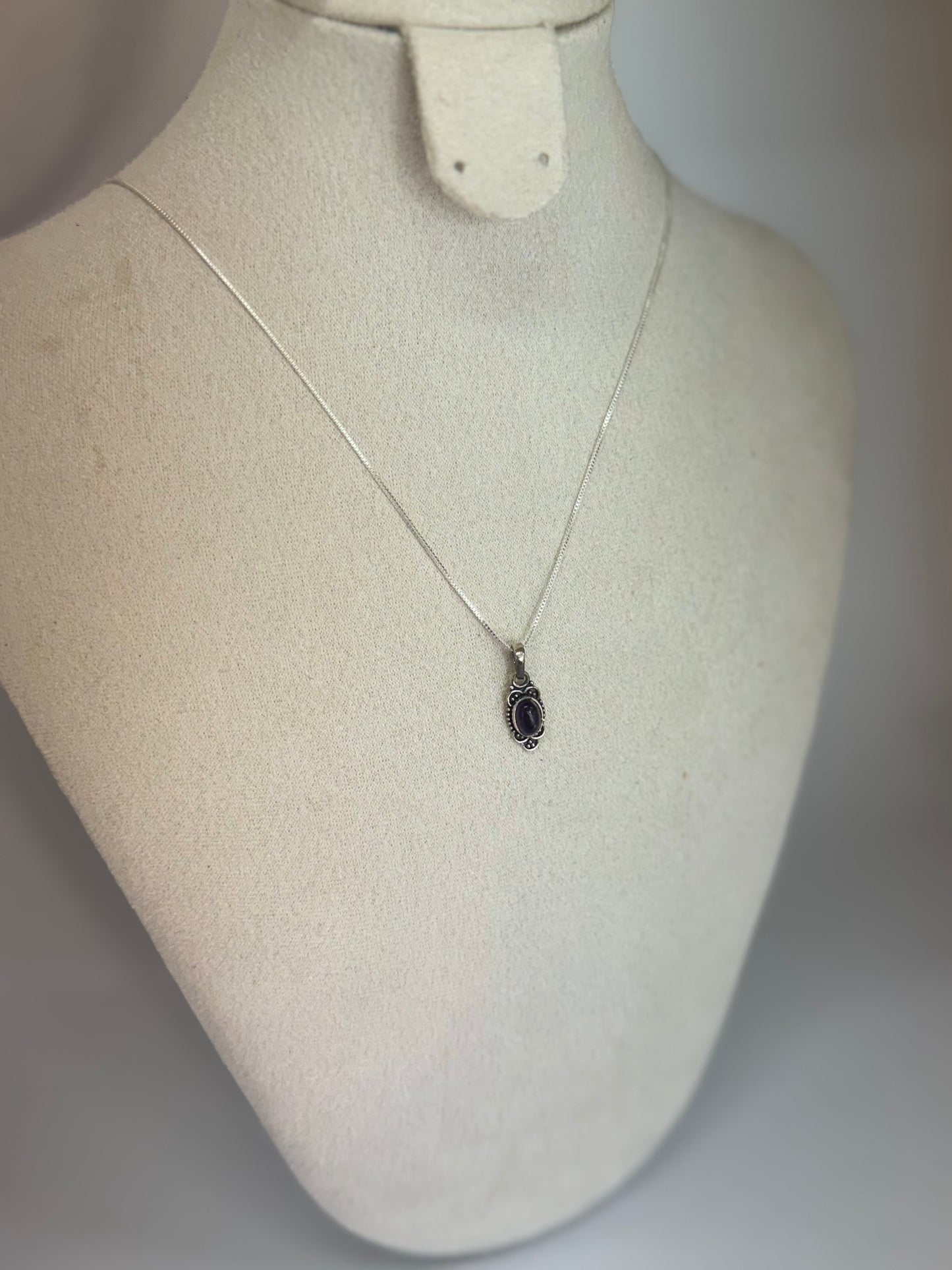 Pendentif Ovale en Améthyste – Élégance Spirituelle