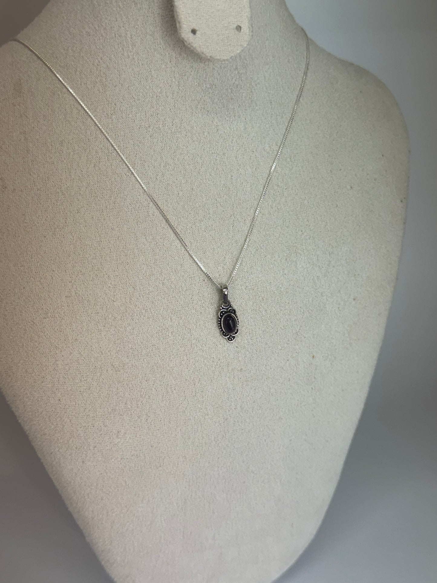 Pendentif Ovale en Améthyste – Élégance Spirituelle