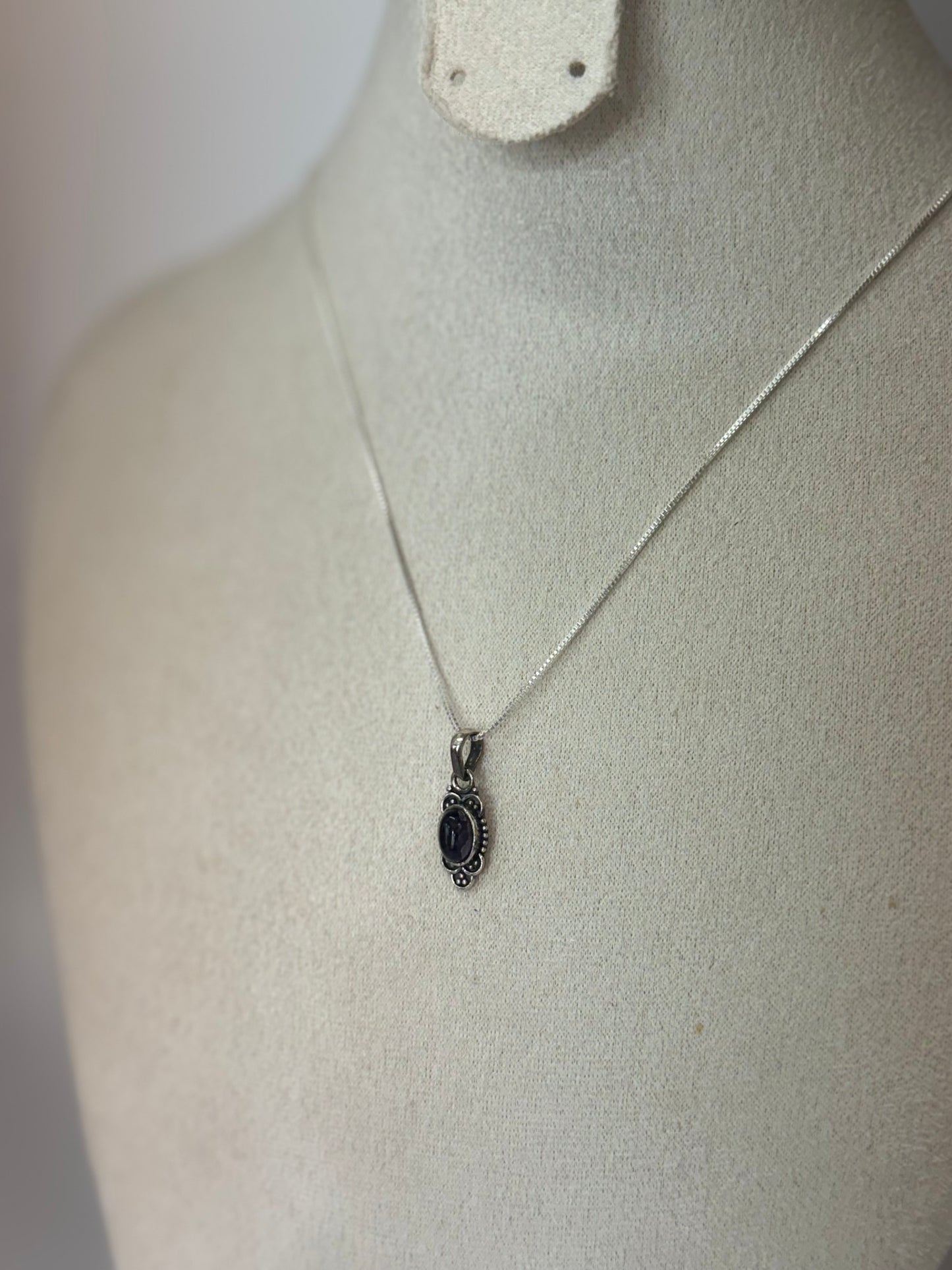 Pendentif Ovale en Améthyste – Élégance Spirituelle