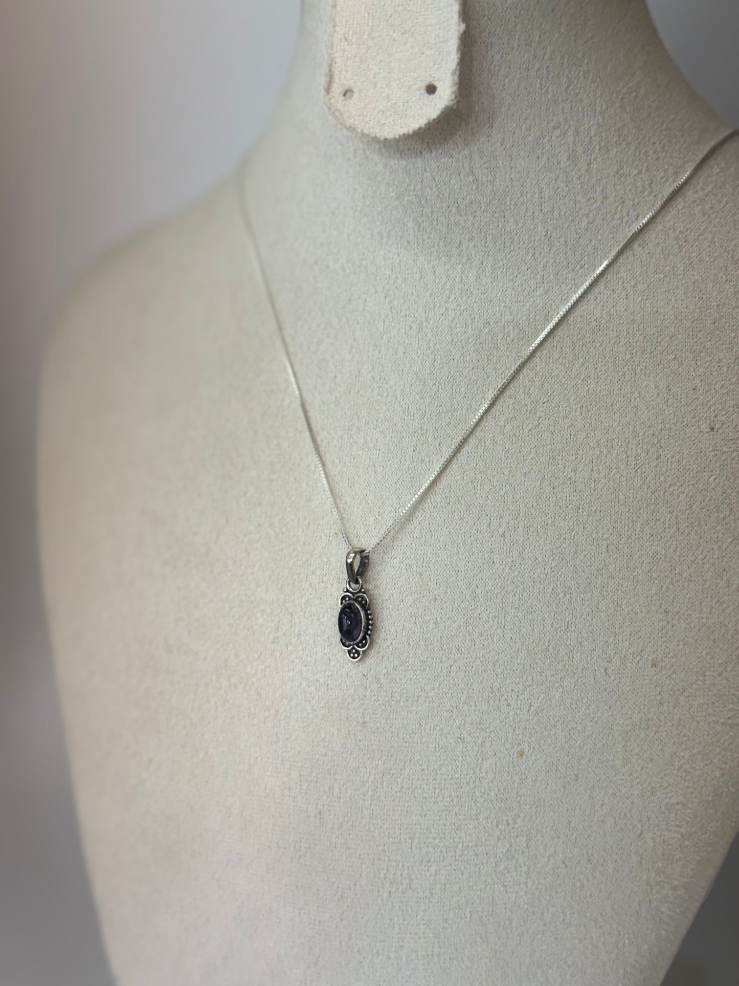Pendentif Ovale en Améthyste – Élégance Spirituelle