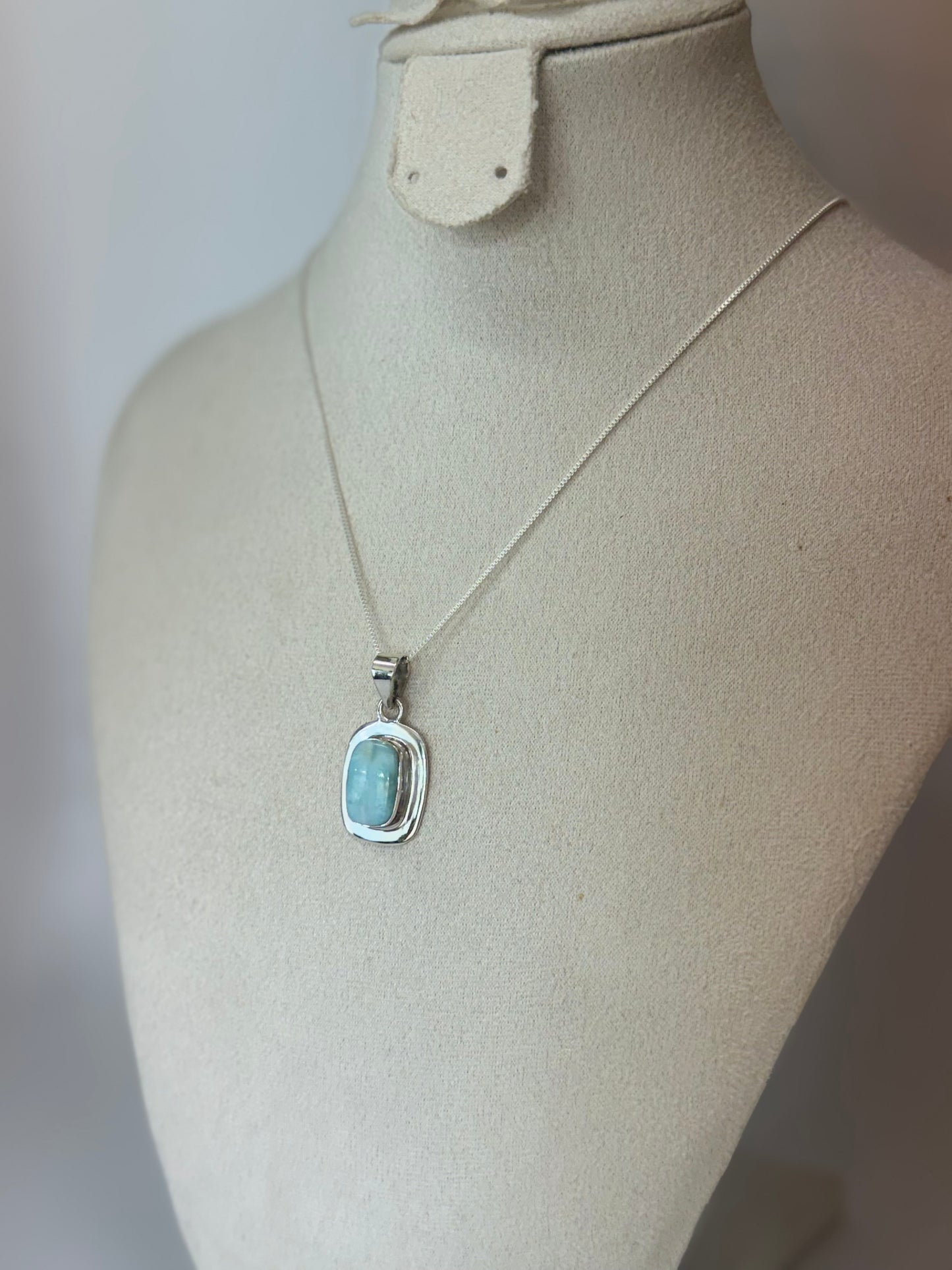 Pendentif en Larimar – Apaisement et Communication