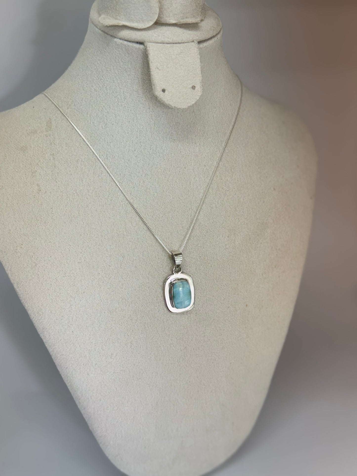 Pendentif en Larimar – Apaisement et Communication