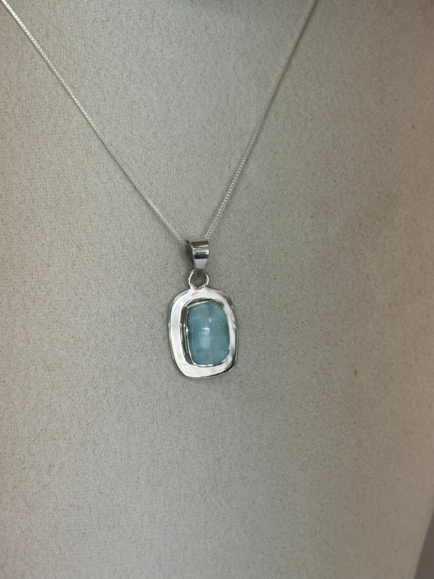 Pendentif en Larimar – Apaisement et Communication