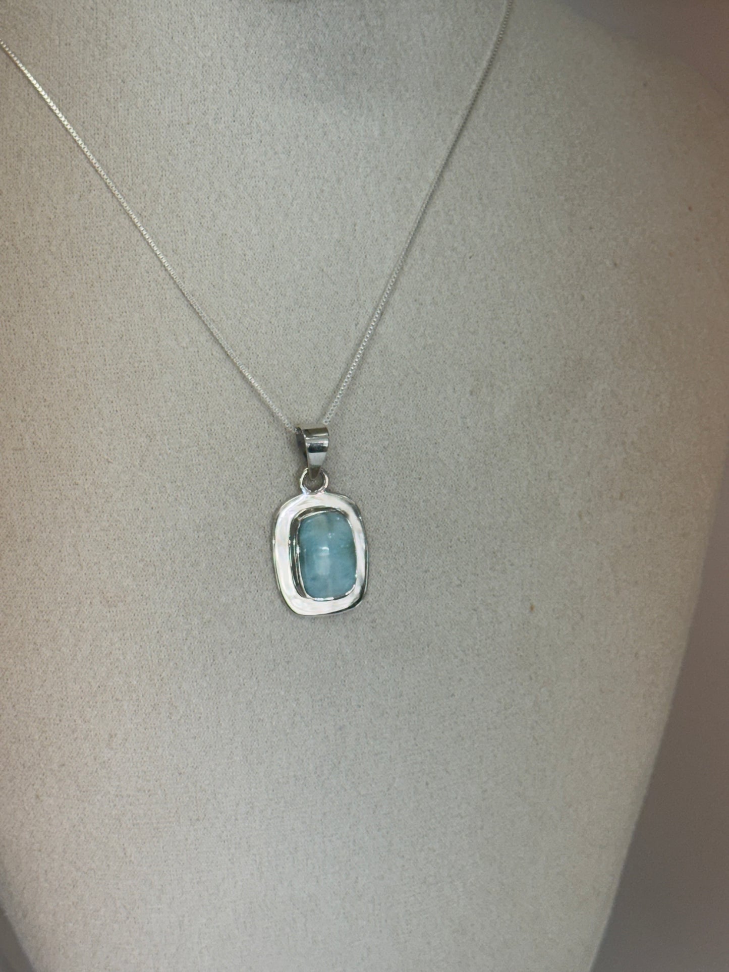 Pendentif en Larimar – Apaisement et Communication