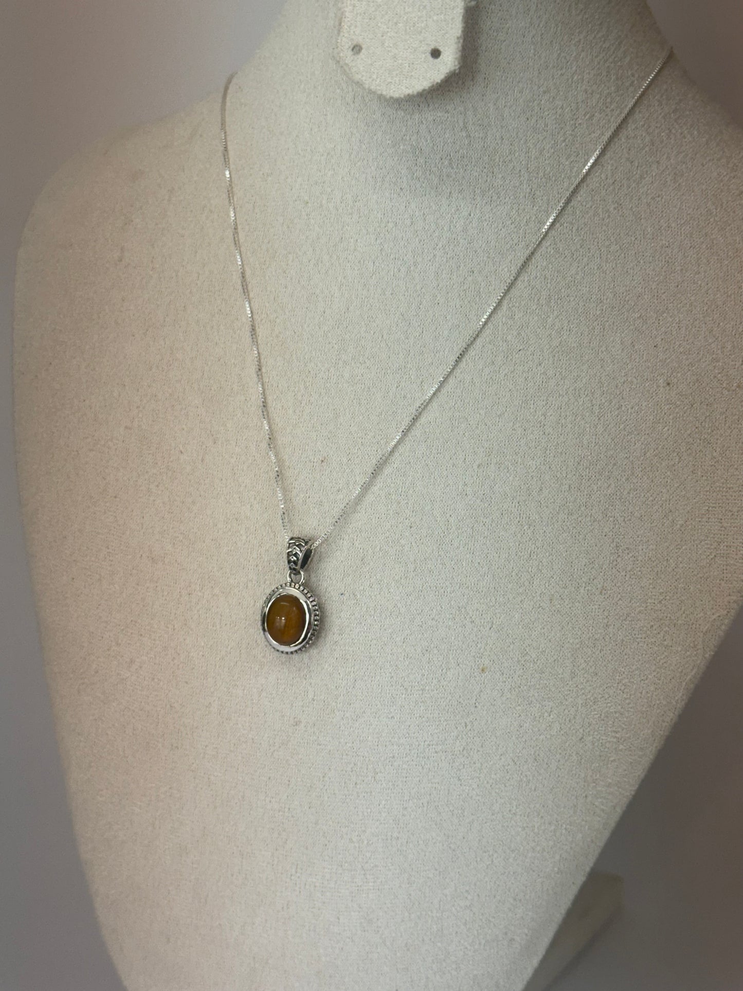 Pendentif en Œil de Tigre naturel – Monture argentée travaillée