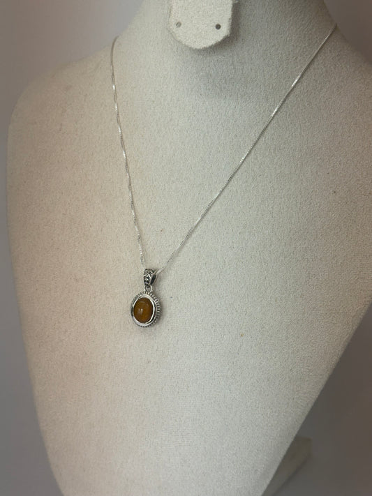 Pendentif en Œil de Tigre naturel – Monture argentée travaillée