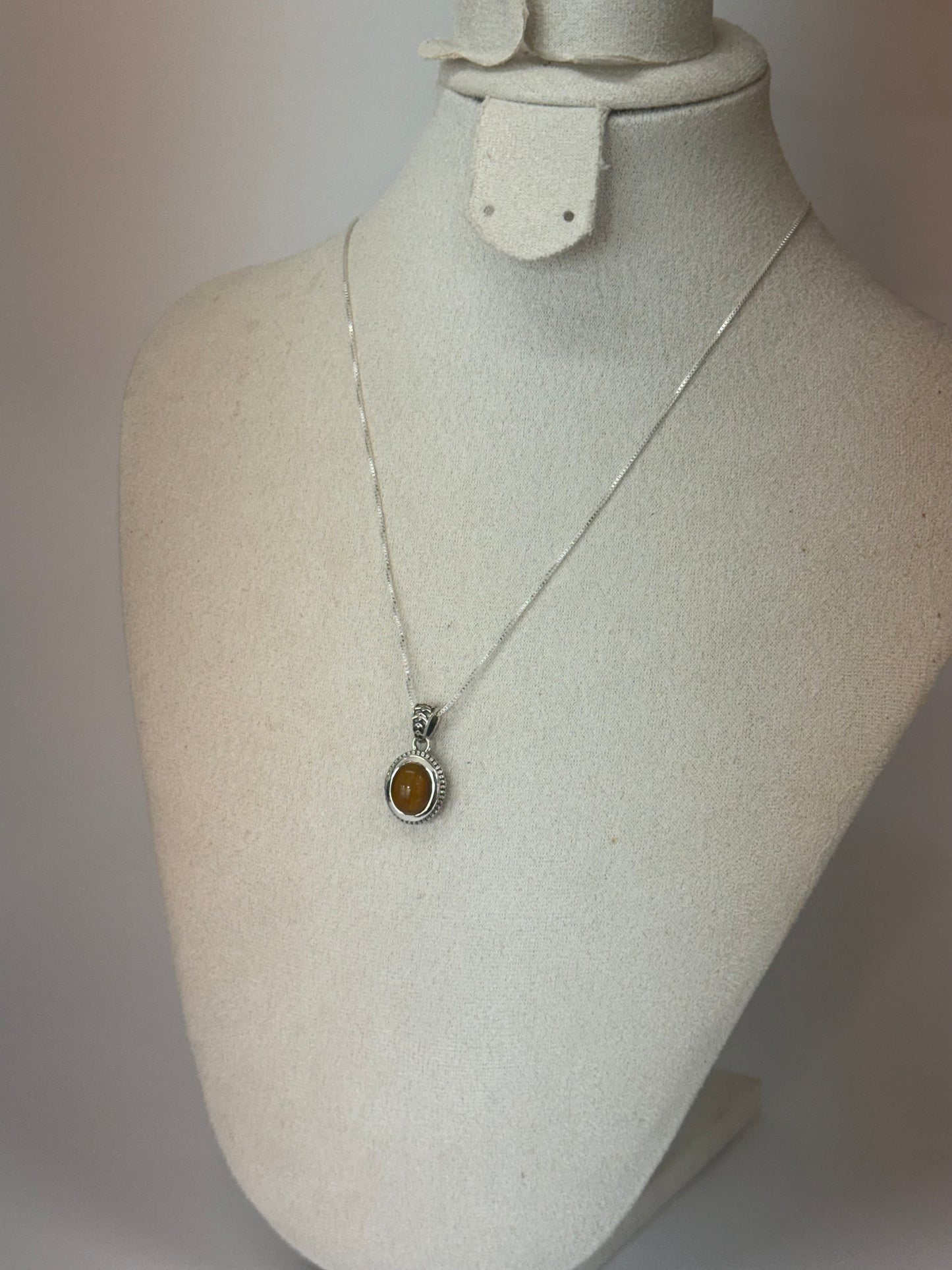 Pendentif en Œil de Tigre naturel – Monture argentée travaillée
