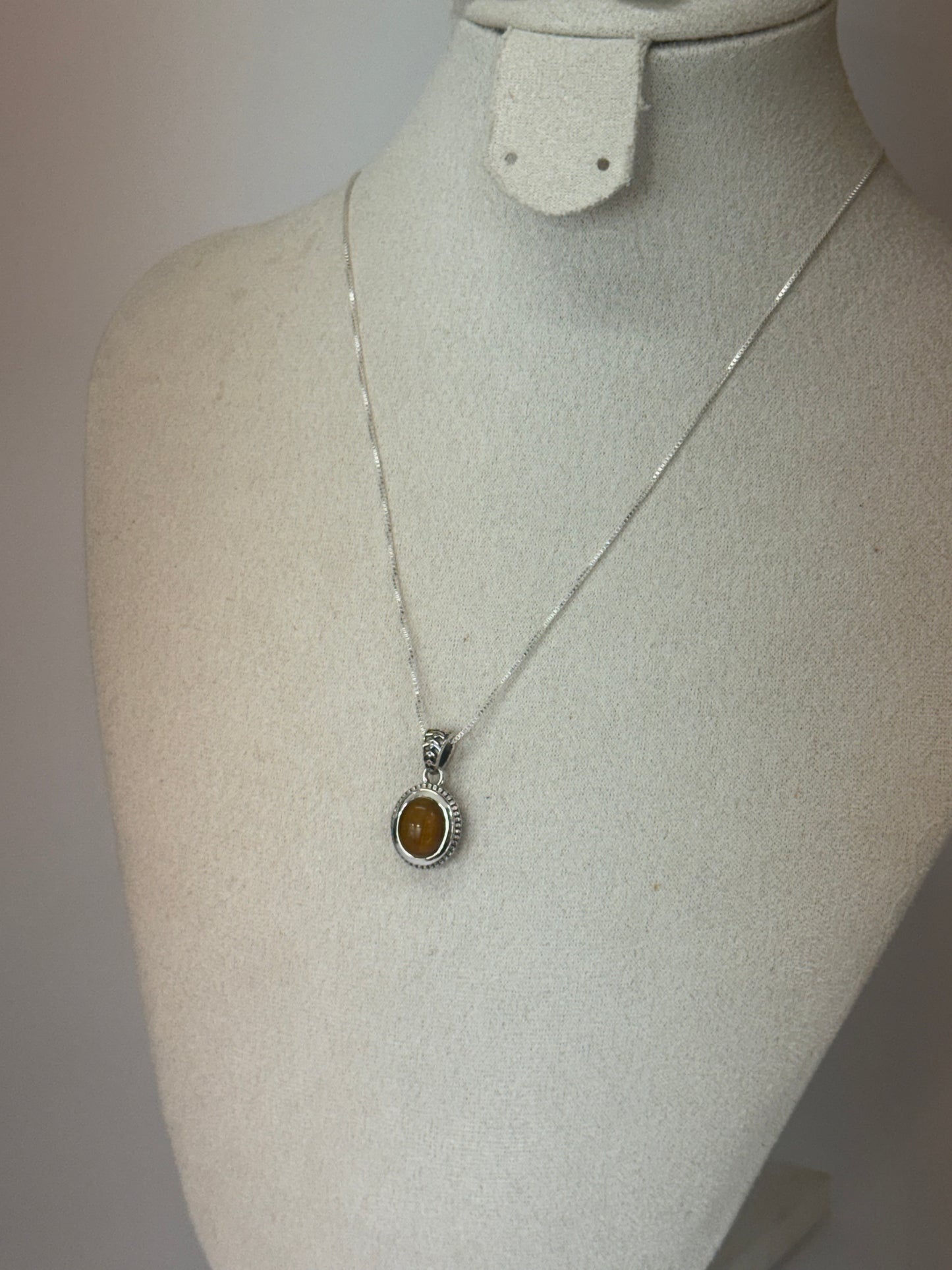 Pendentif en Œil de Tigre naturel – Monture argentée travaillée