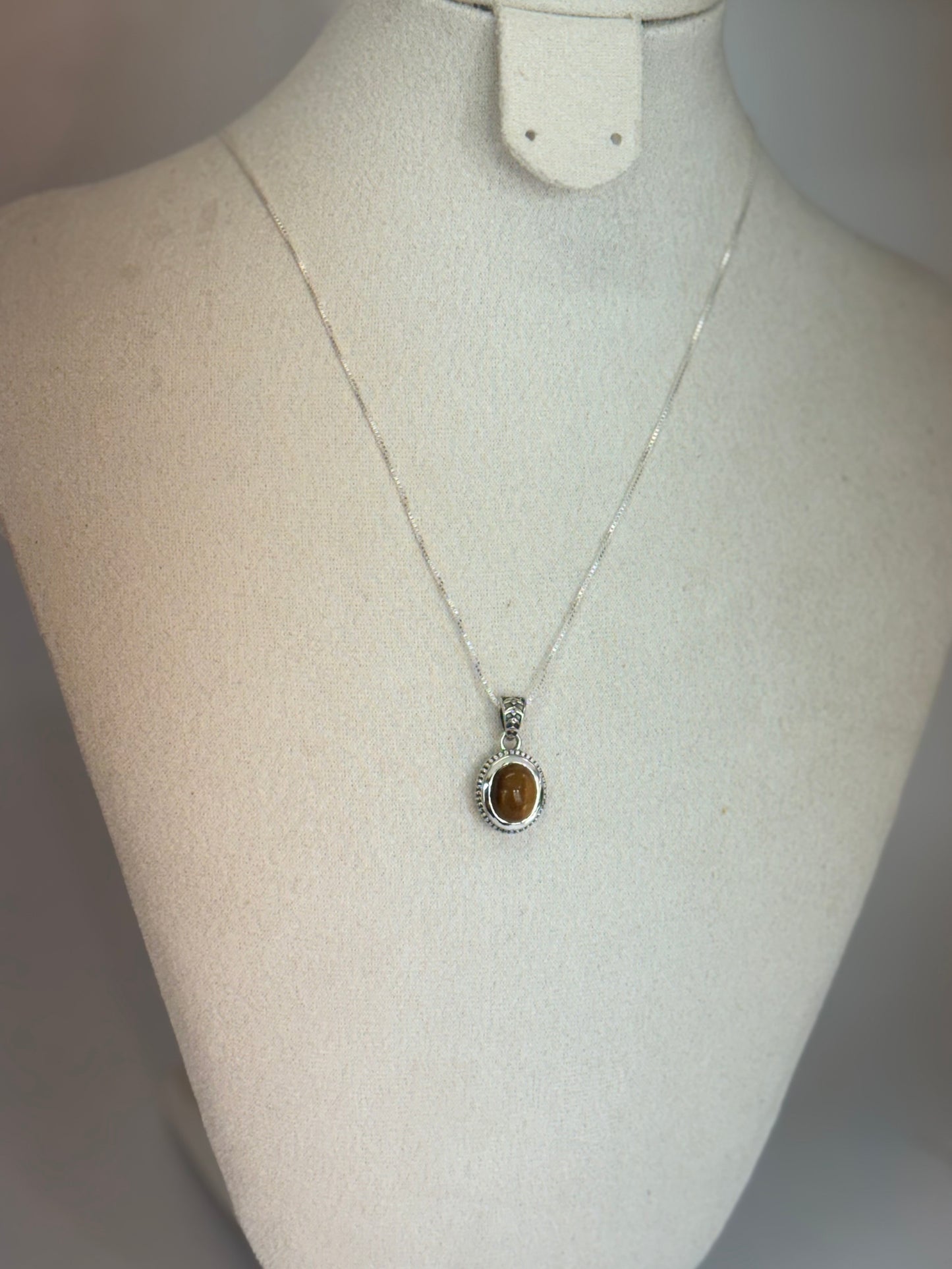 Pendentif en Œil de Tigre naturel – Monture argentée travaillée