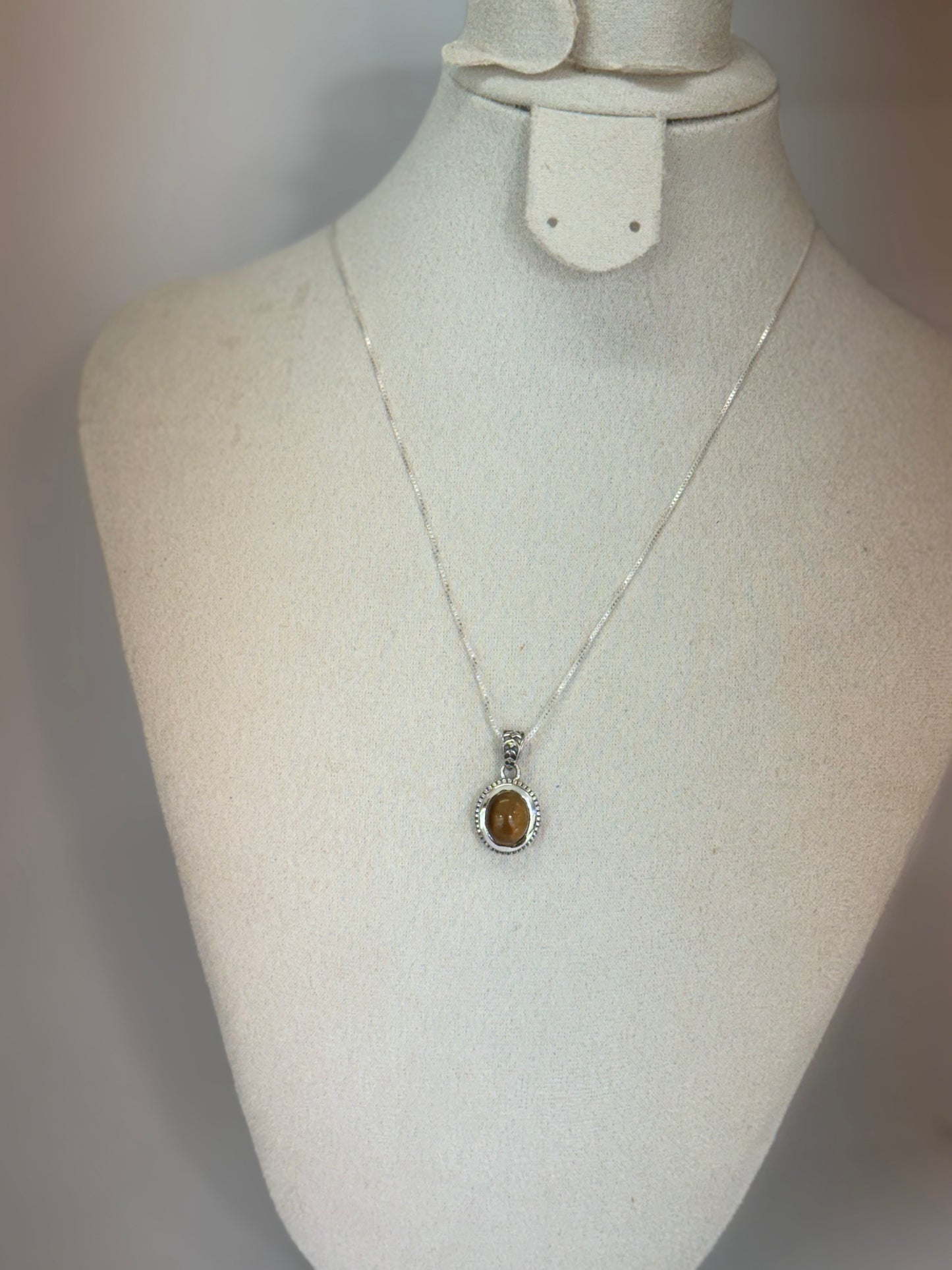 Pendentif en Œil de Tigre naturel – Monture argentée travaillée