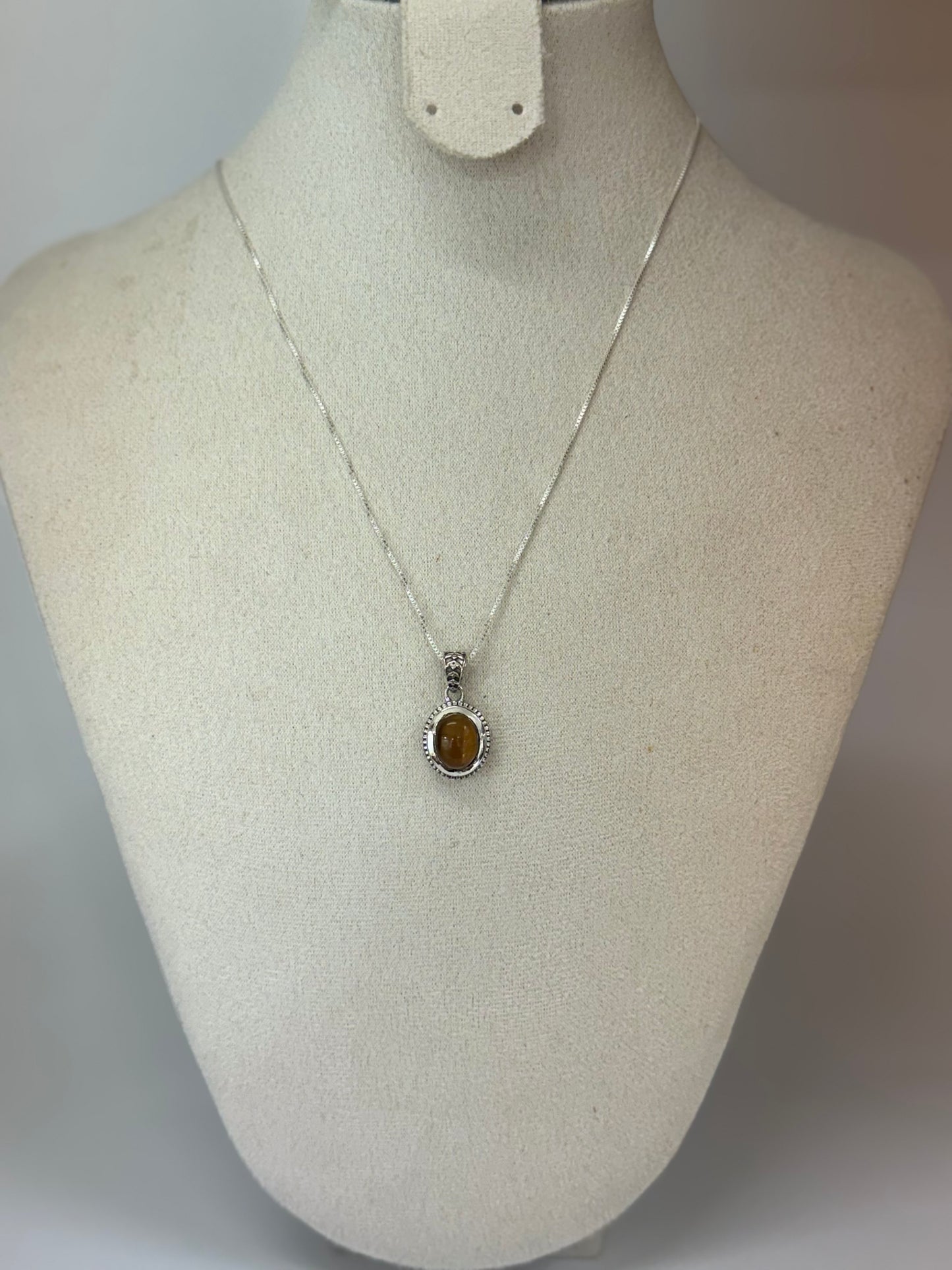 Pendentif en Œil de Tigre naturel – Monture argentée travaillée