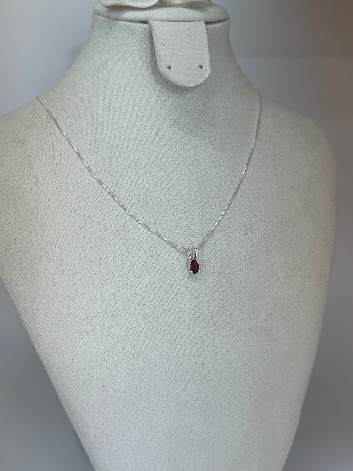 Pendentif en Grenat véritable – Monture argentée discrète