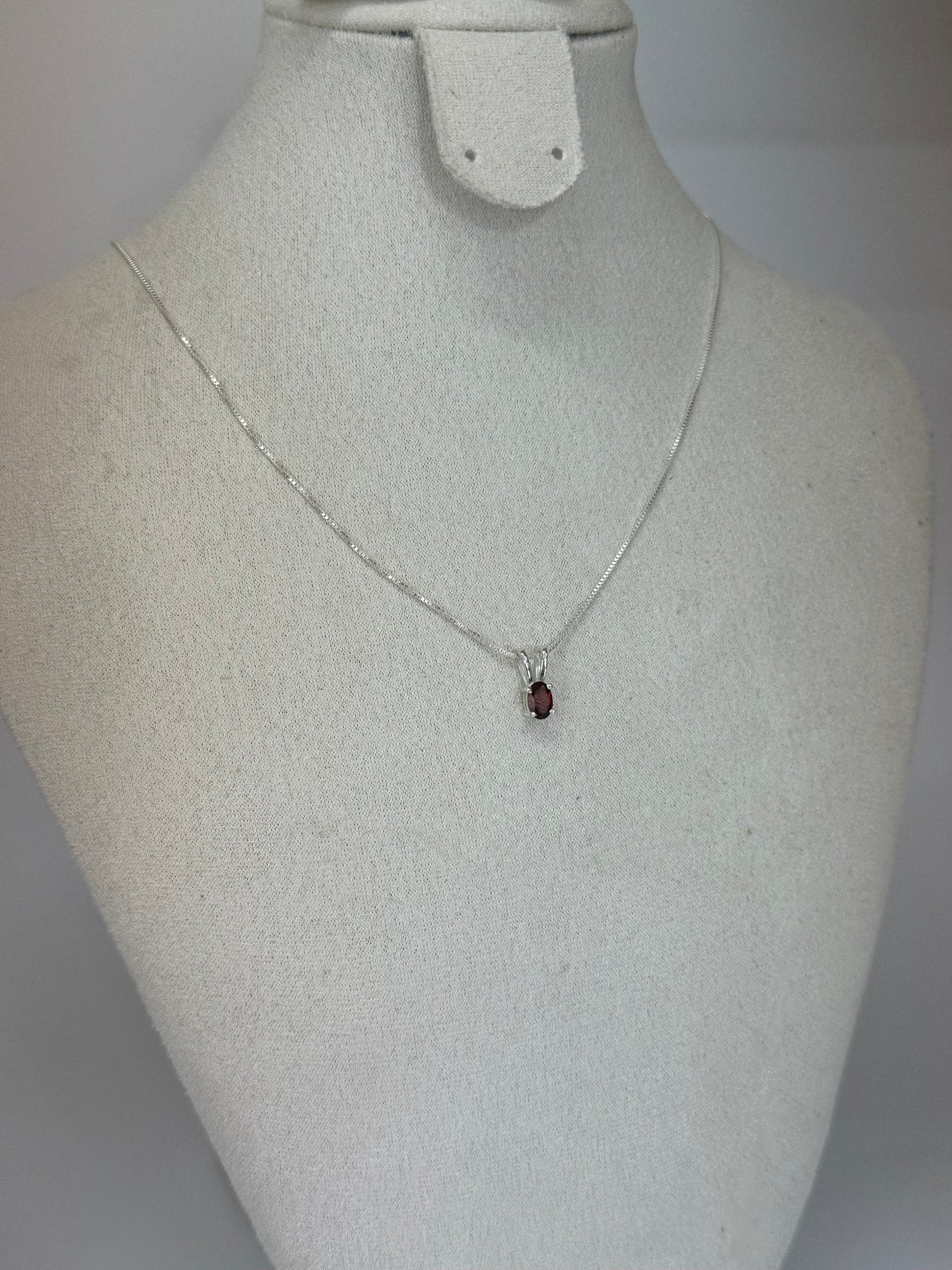 Pendentif en Grenat véritable – Monture argentée discrète