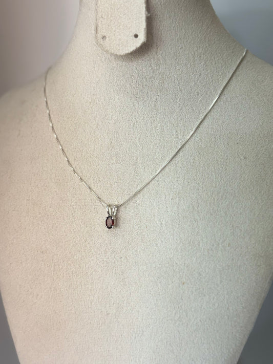 Pendentif en Grenat véritable – Monture argentée discrète