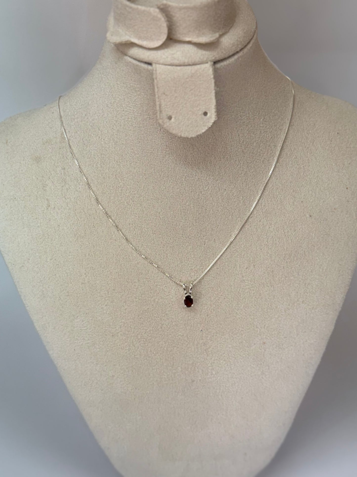 Pendentif en Grenat véritable – Monture argentée discrète