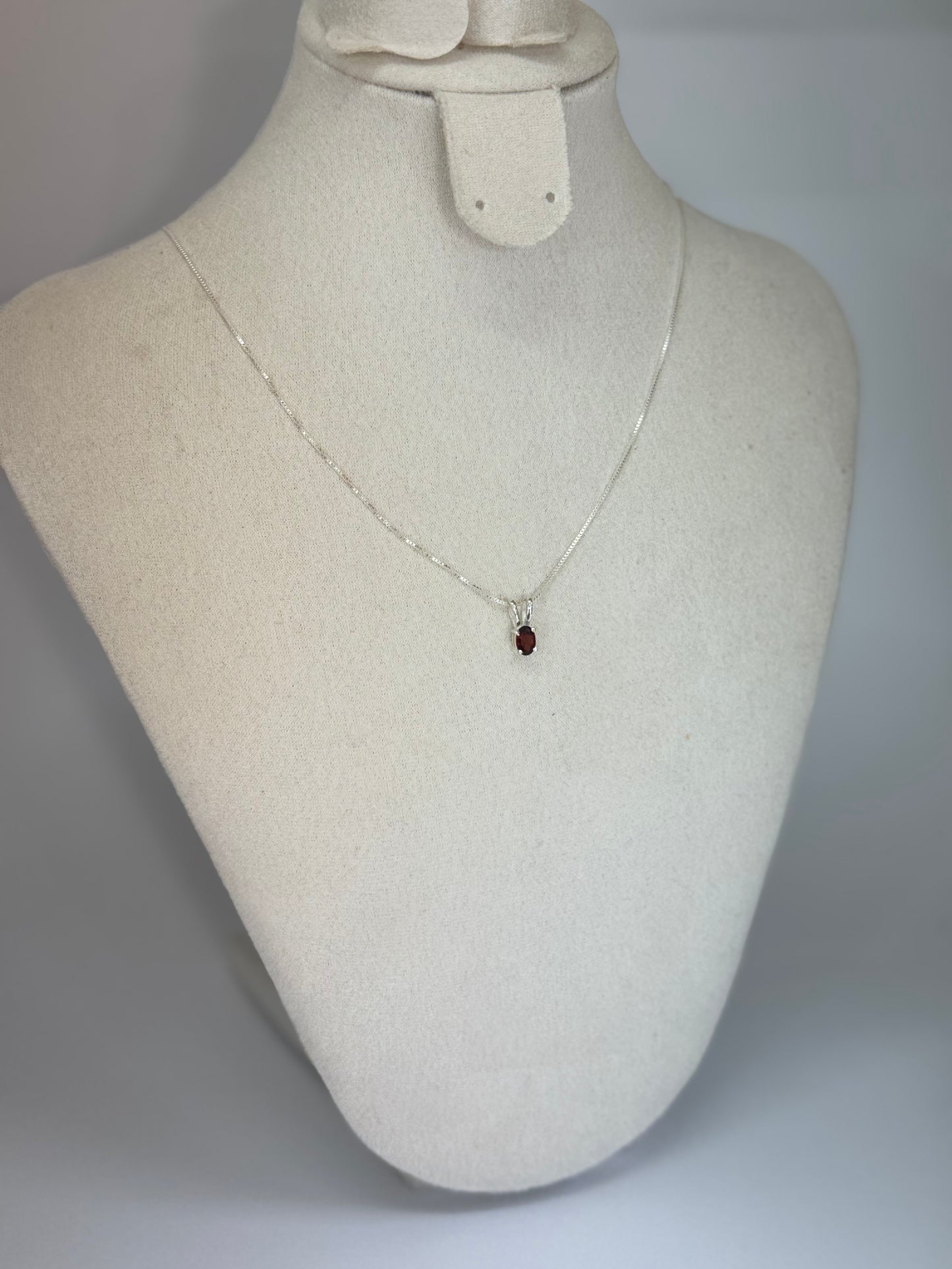 Pendentif en Grenat véritable – Monture argentée discrète