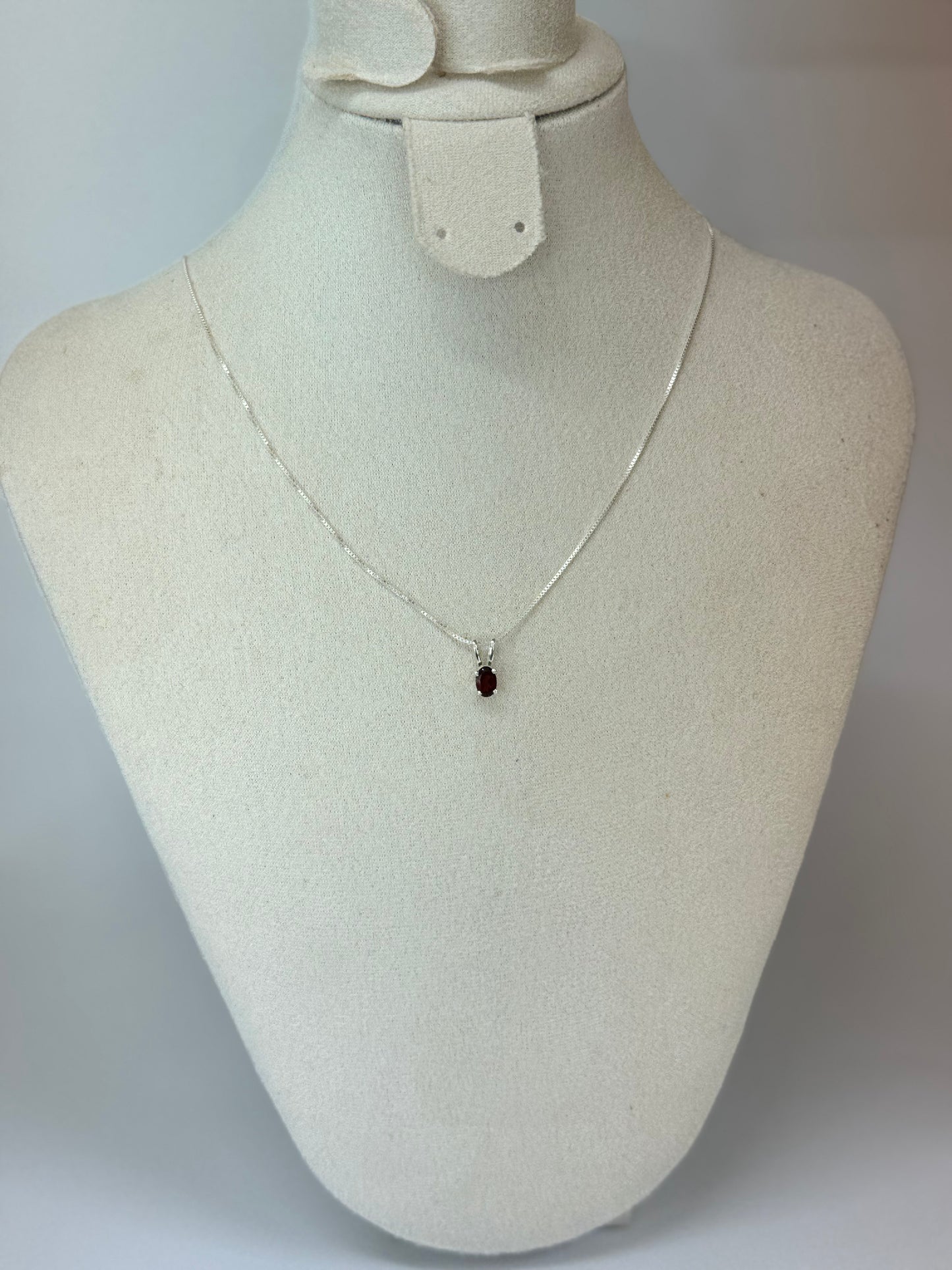 Pendentif en Grenat véritable – Monture argentée discrète