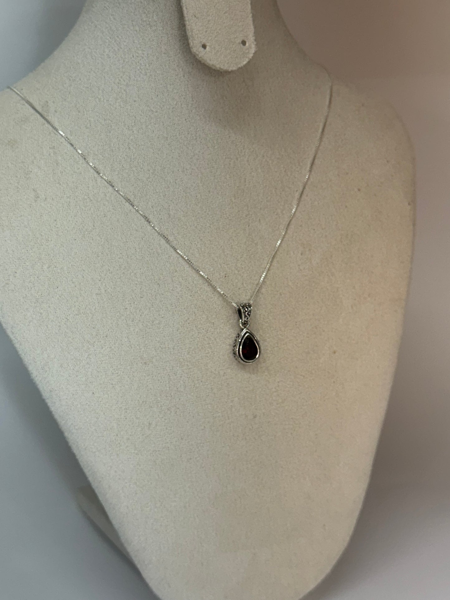Pendentif en Grenat – Monture travaillée en argent
