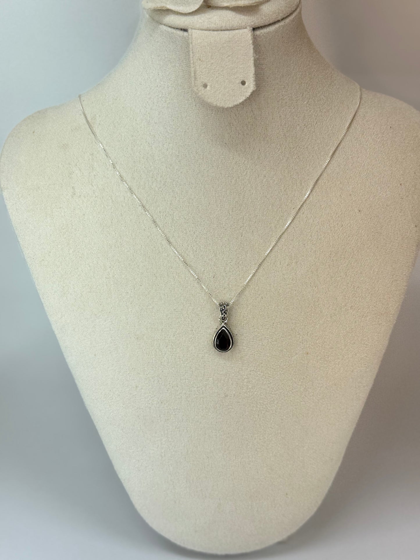 Pendentif en Grenat – Monture travaillée en argent