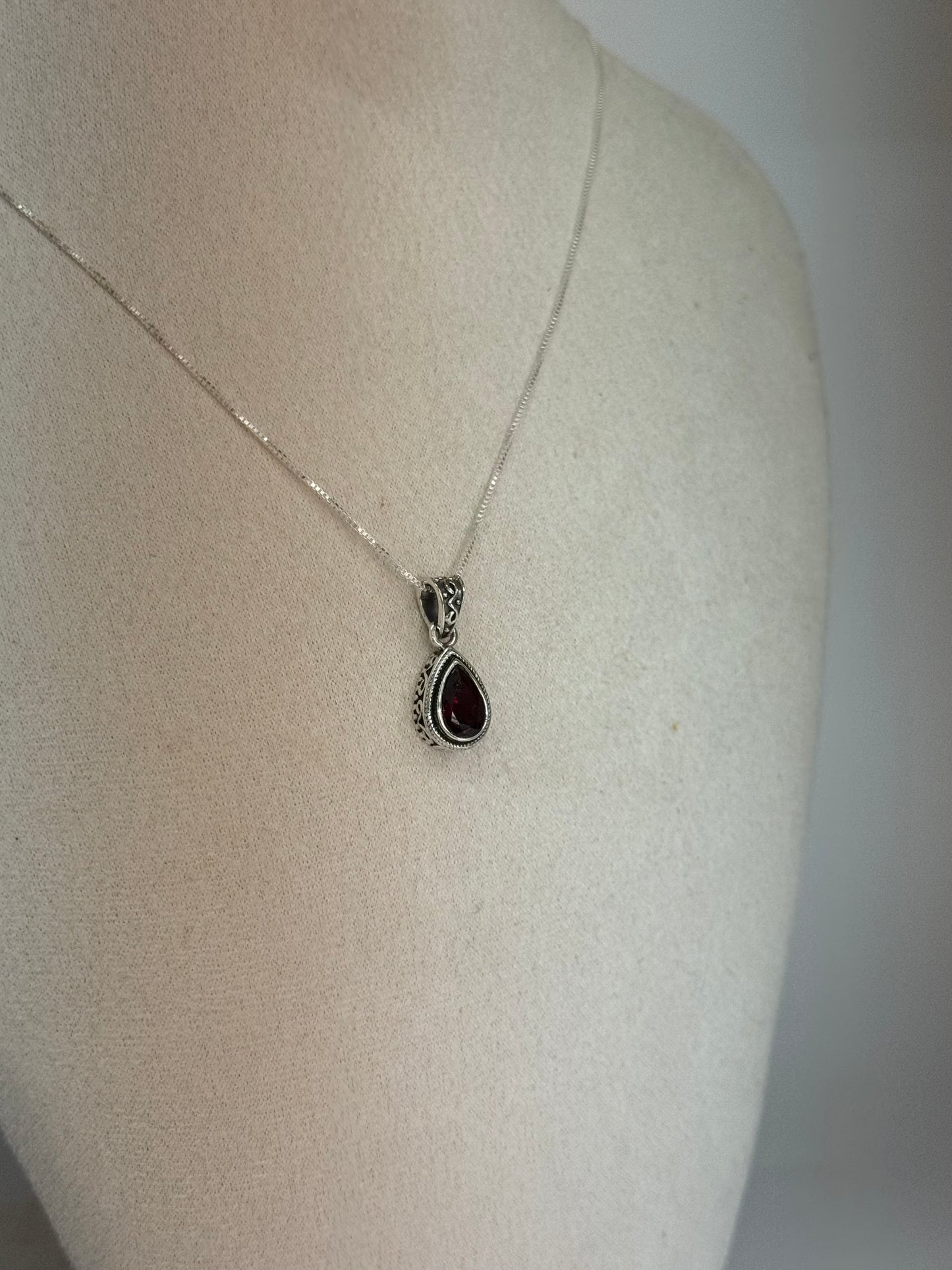 Pendentif en Grenat – Monture travaillée en argent