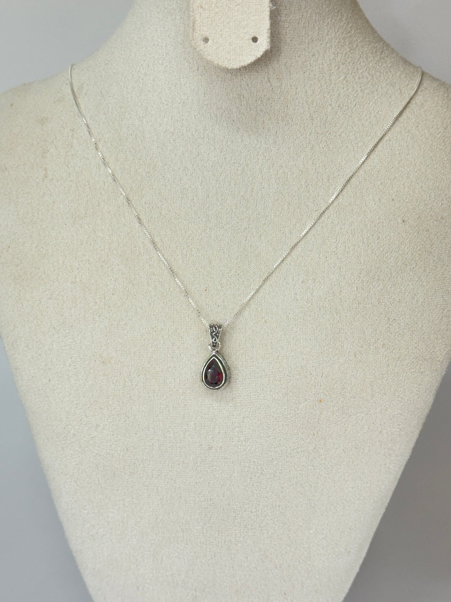 Pendentif en Grenat – Monture travaillée en argent