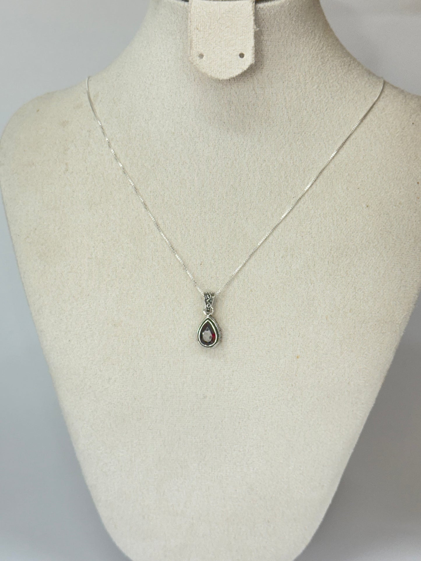 Pendentif en Grenat – Monture travaillée en argent