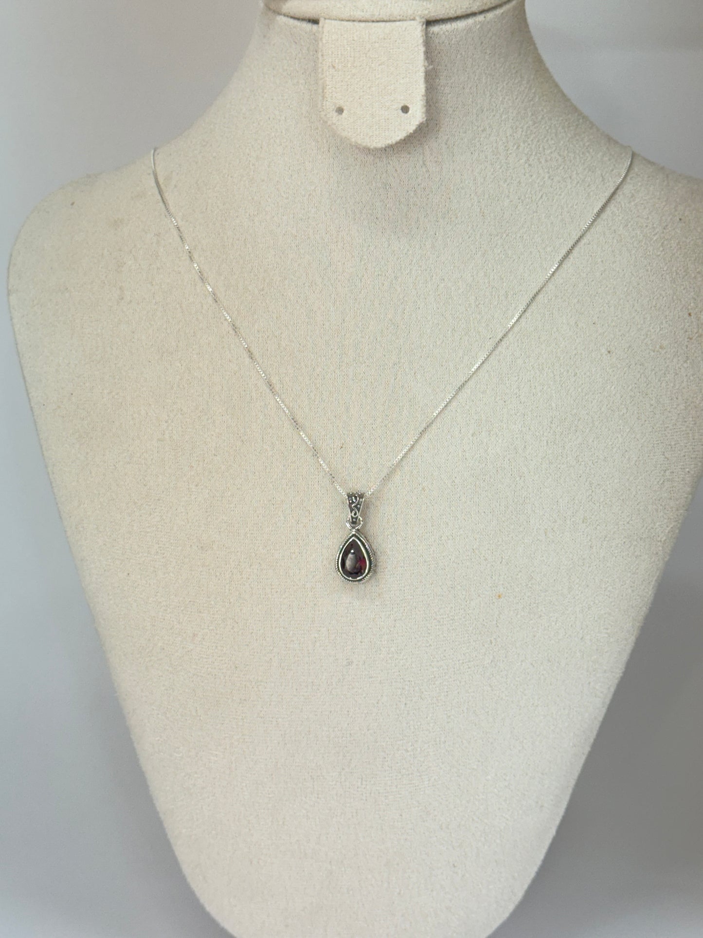 Pendentif en Grenat – Monture travaillée en argent