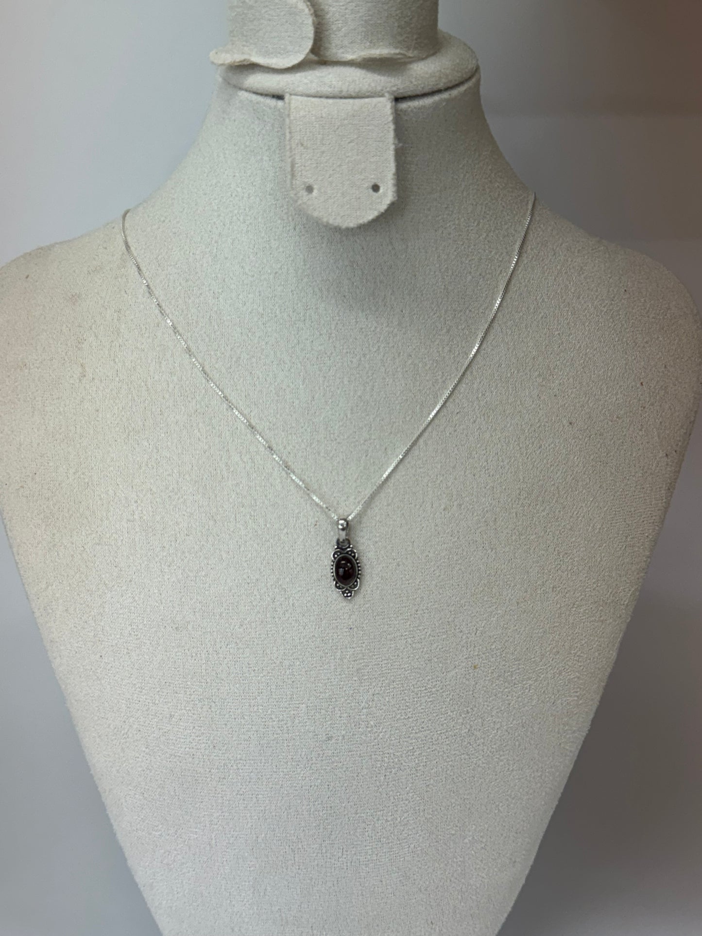 Pendentif Grenat – Monture argent au style ancien