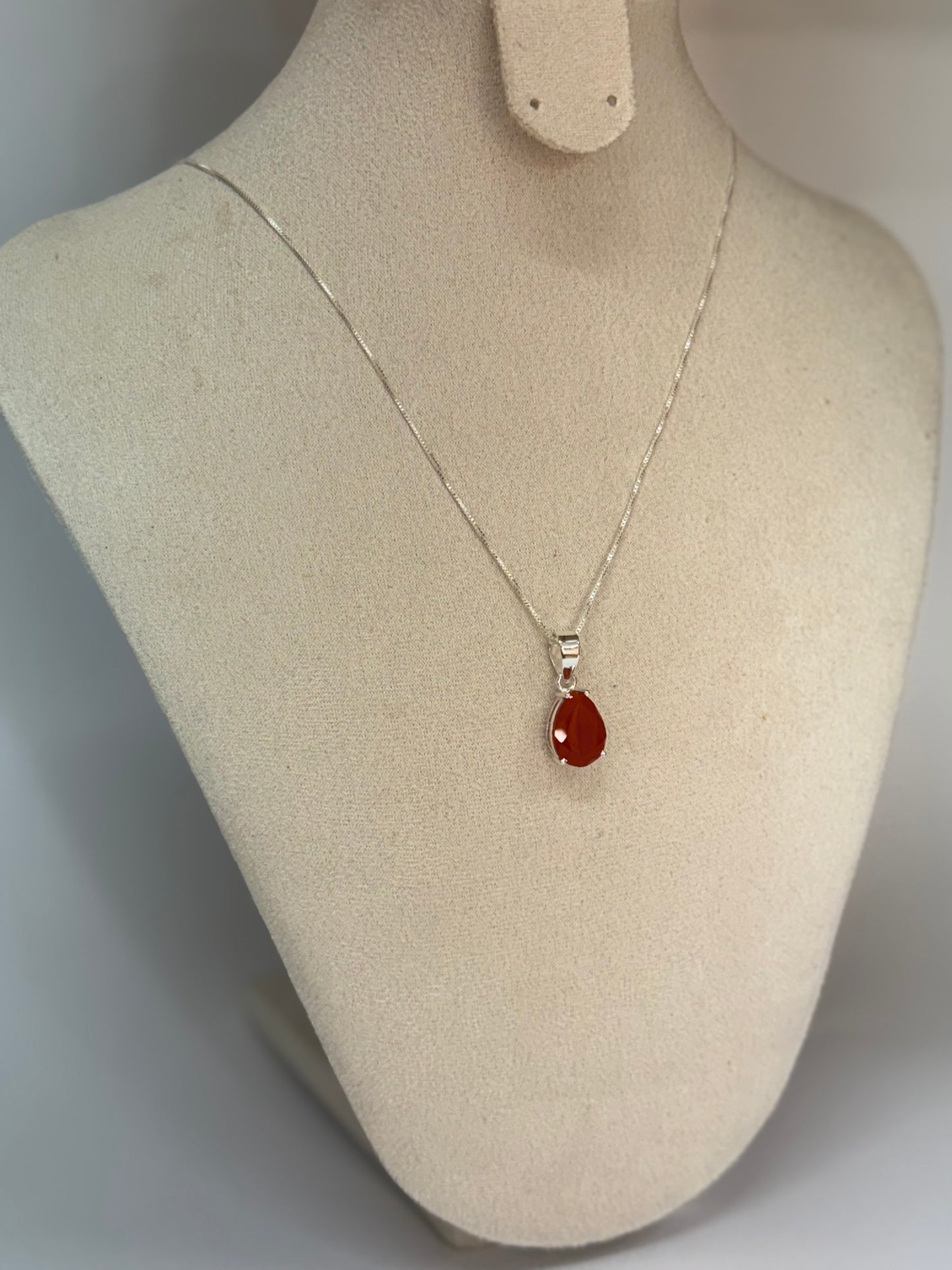 Pendentif Cornaline Facettée – Éclat et chaleur