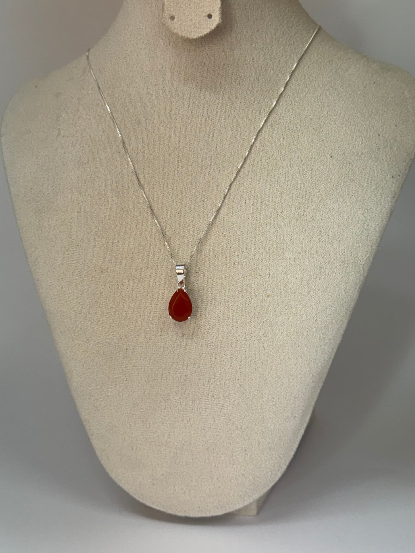 Pendentif Cornaline Facettée – Éclat et chaleur