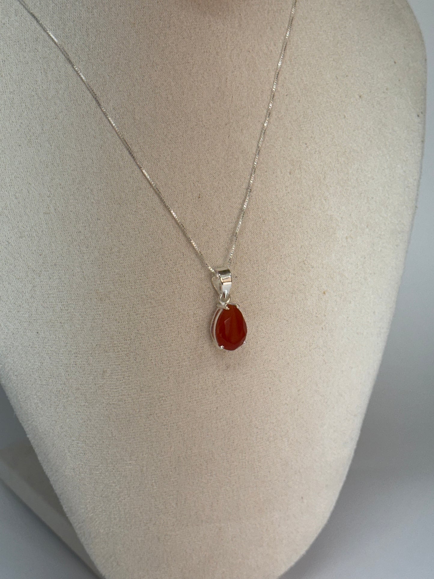 Pendentif Cornaline Facettée – Éclat et chaleur