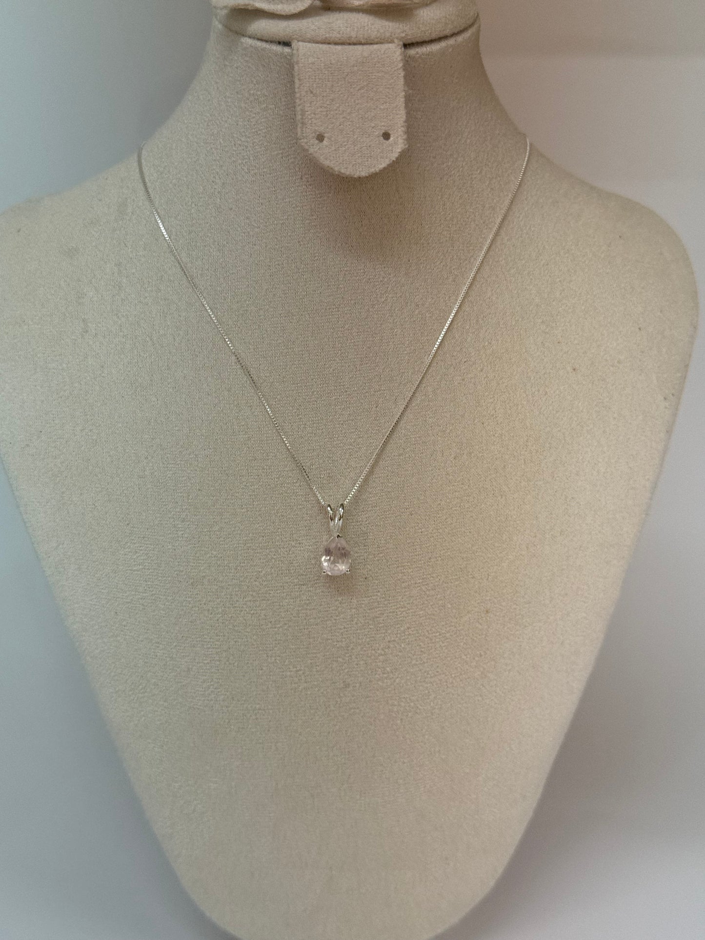 Pendentif Quartz Rose – Éclat de douceur