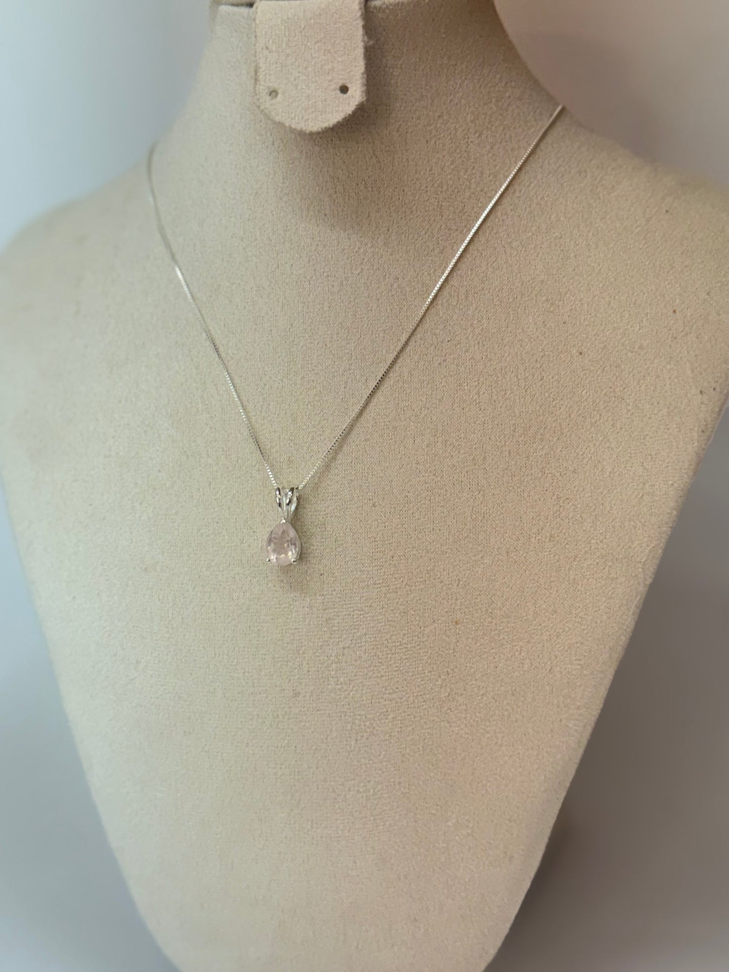 Pendentif Quartz Rose – Éclat de douceur
