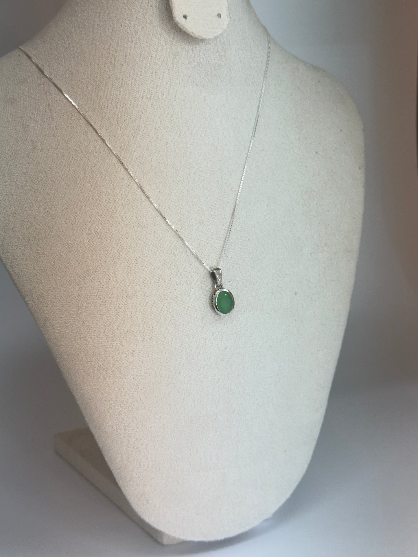 Pendentif Jade Vert Ovale – Équilibre & Protection