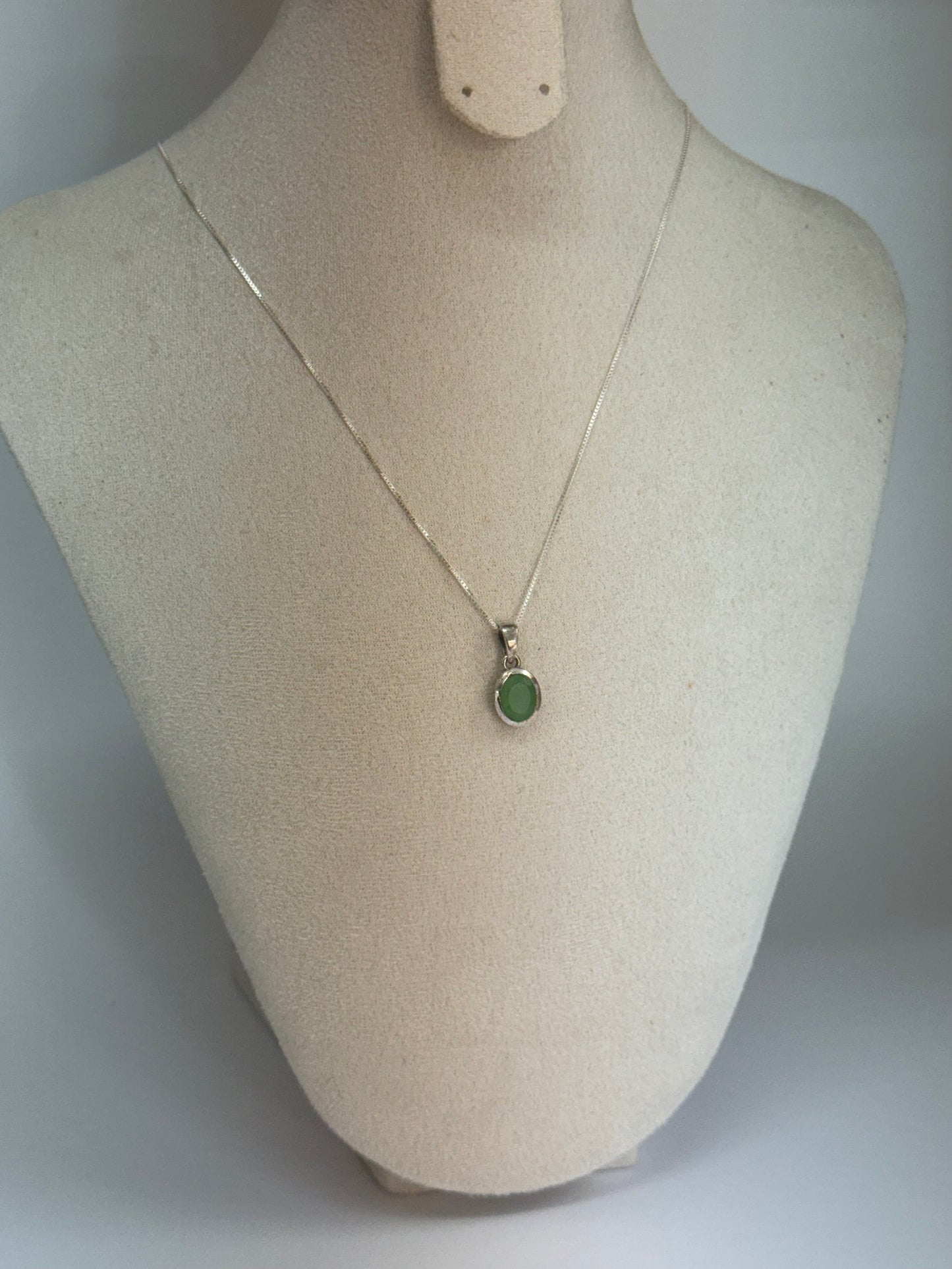 Pendentif Jade Vert Ovale – Équilibre & Protection