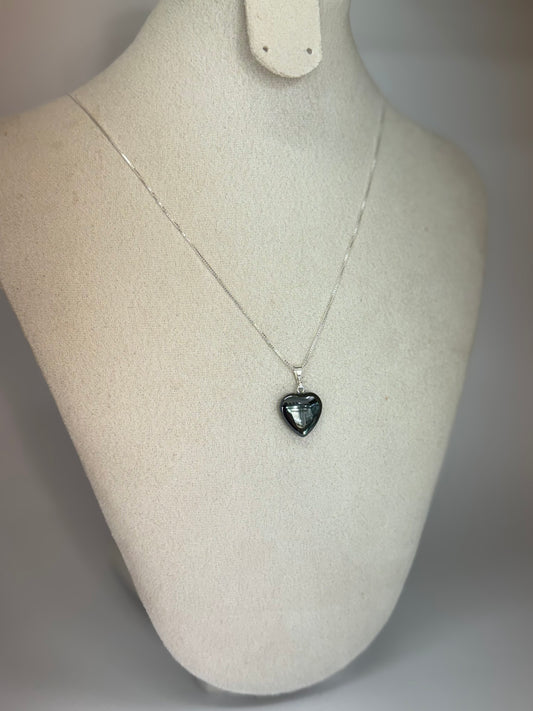 Pendentif Cœur en Hématite – Force et Stabilité