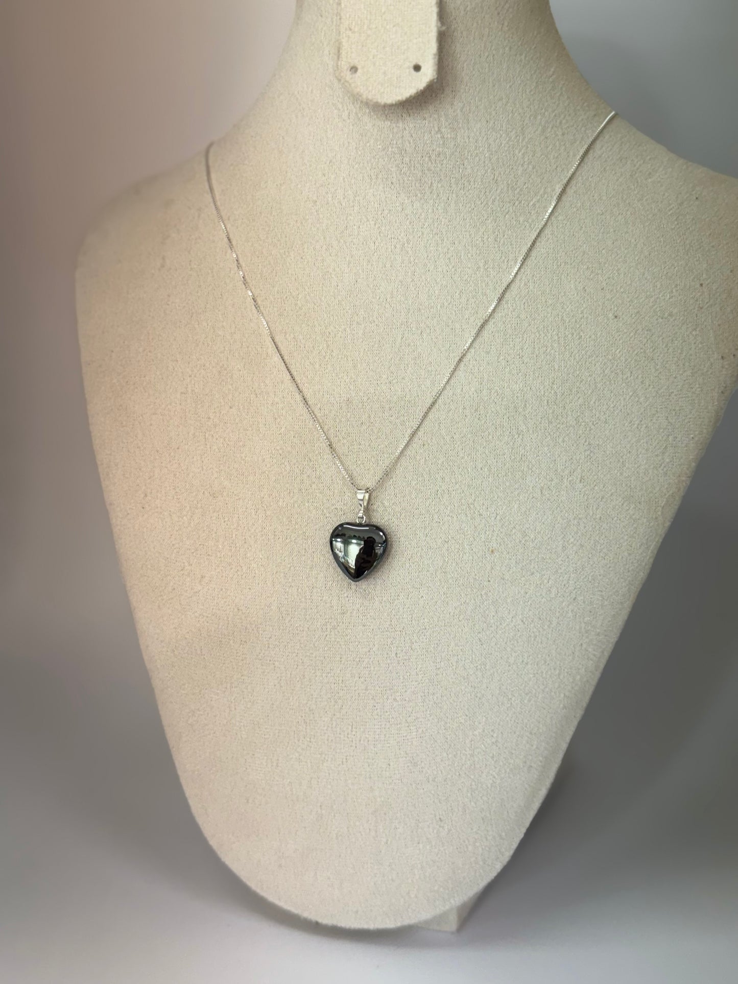 Pendentif Cœur en Hématite – Force et Stabilité