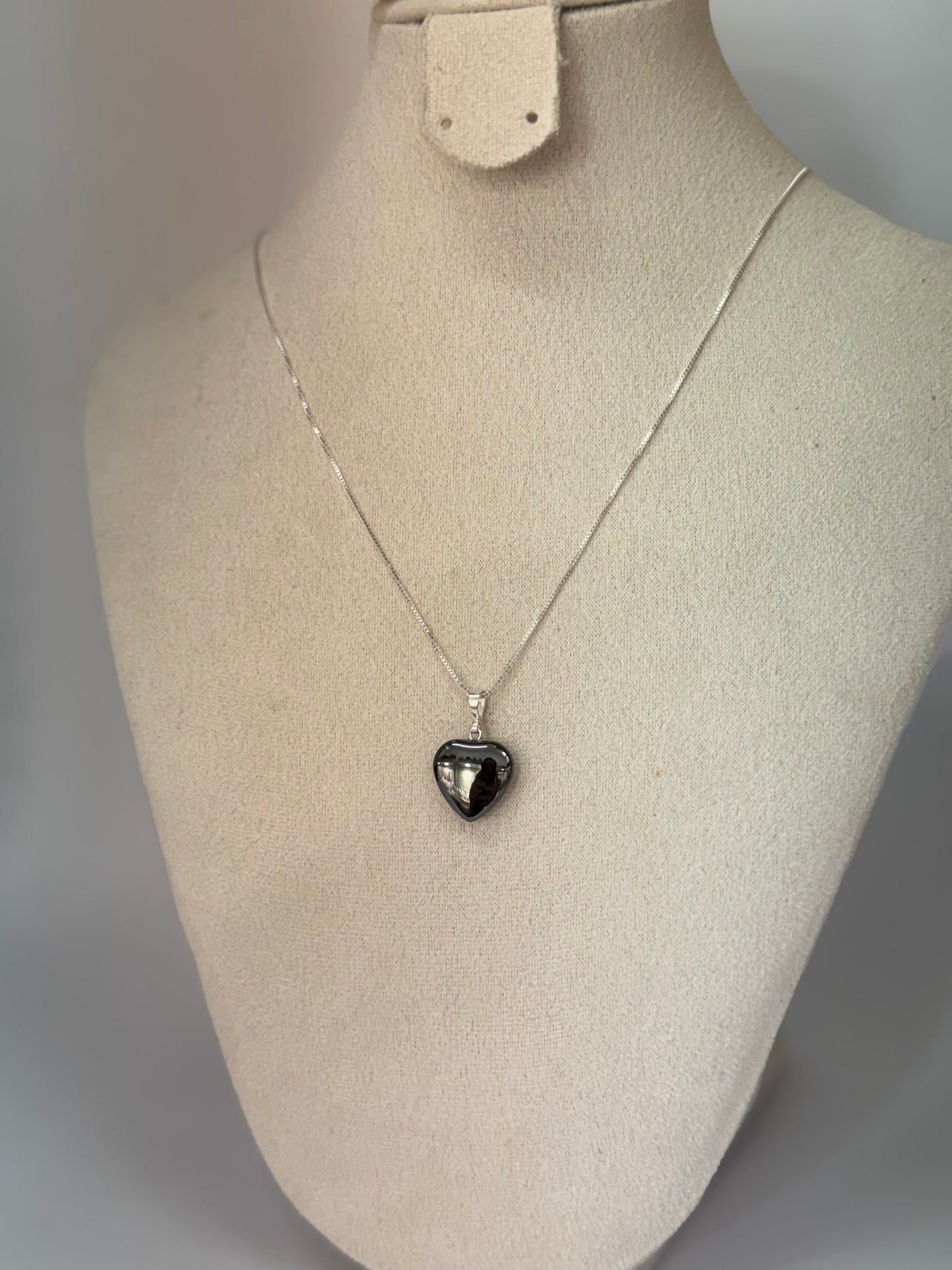 Pendentif Cœur en Hématite – Force et Stabilité