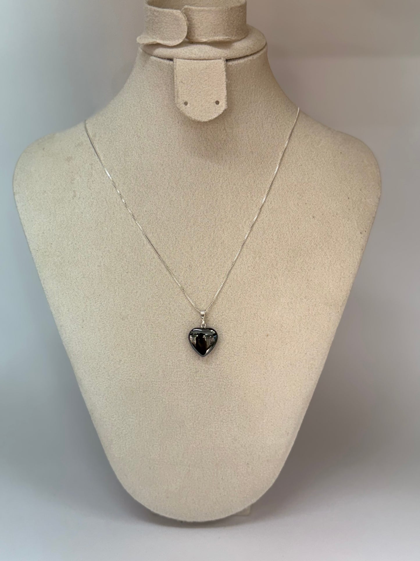 Pendentif Cœur en Hématite – Force et Stabilité