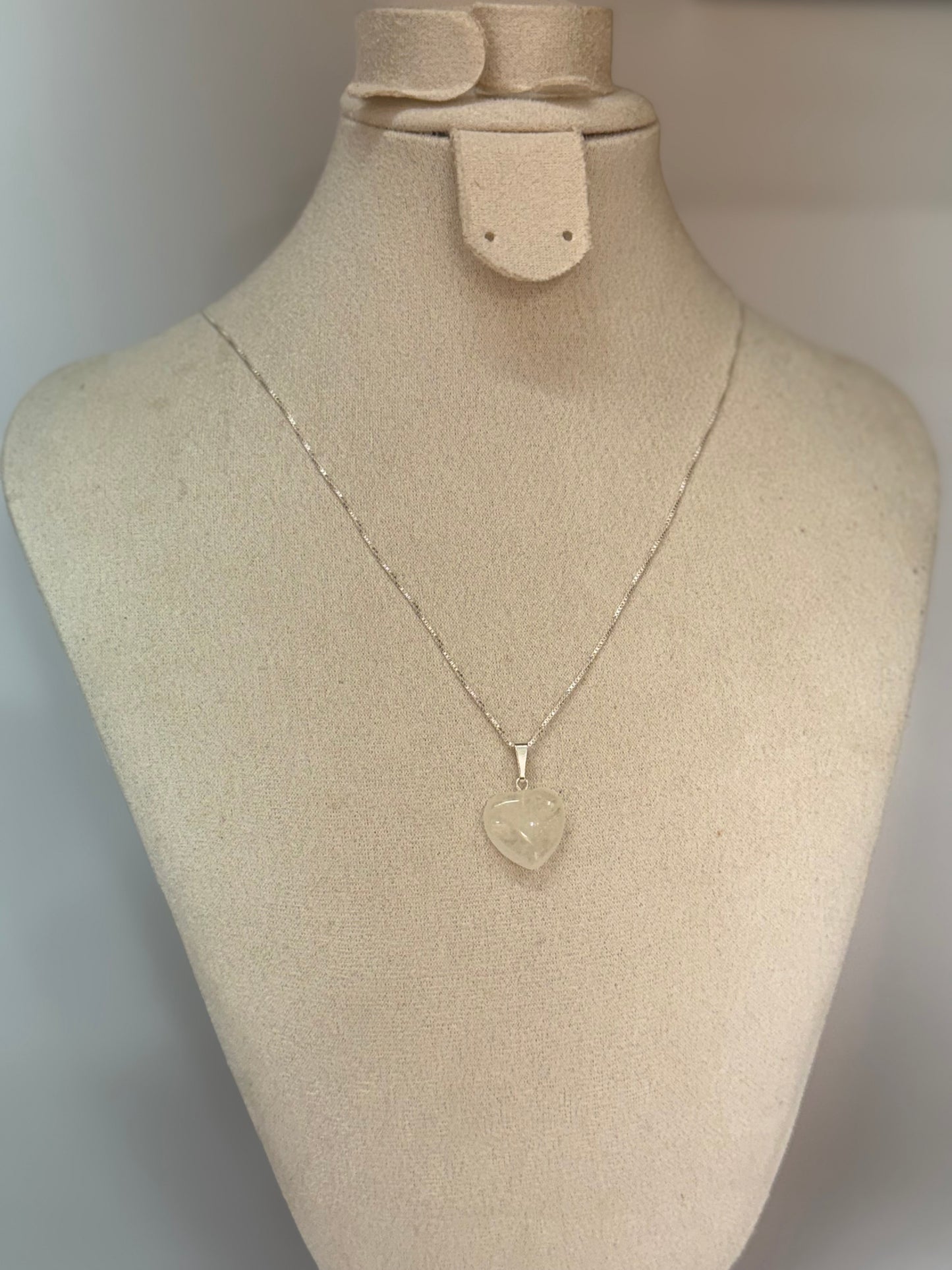 Pendentif Cœur en Quartz Clair – Clarté & Harmonie