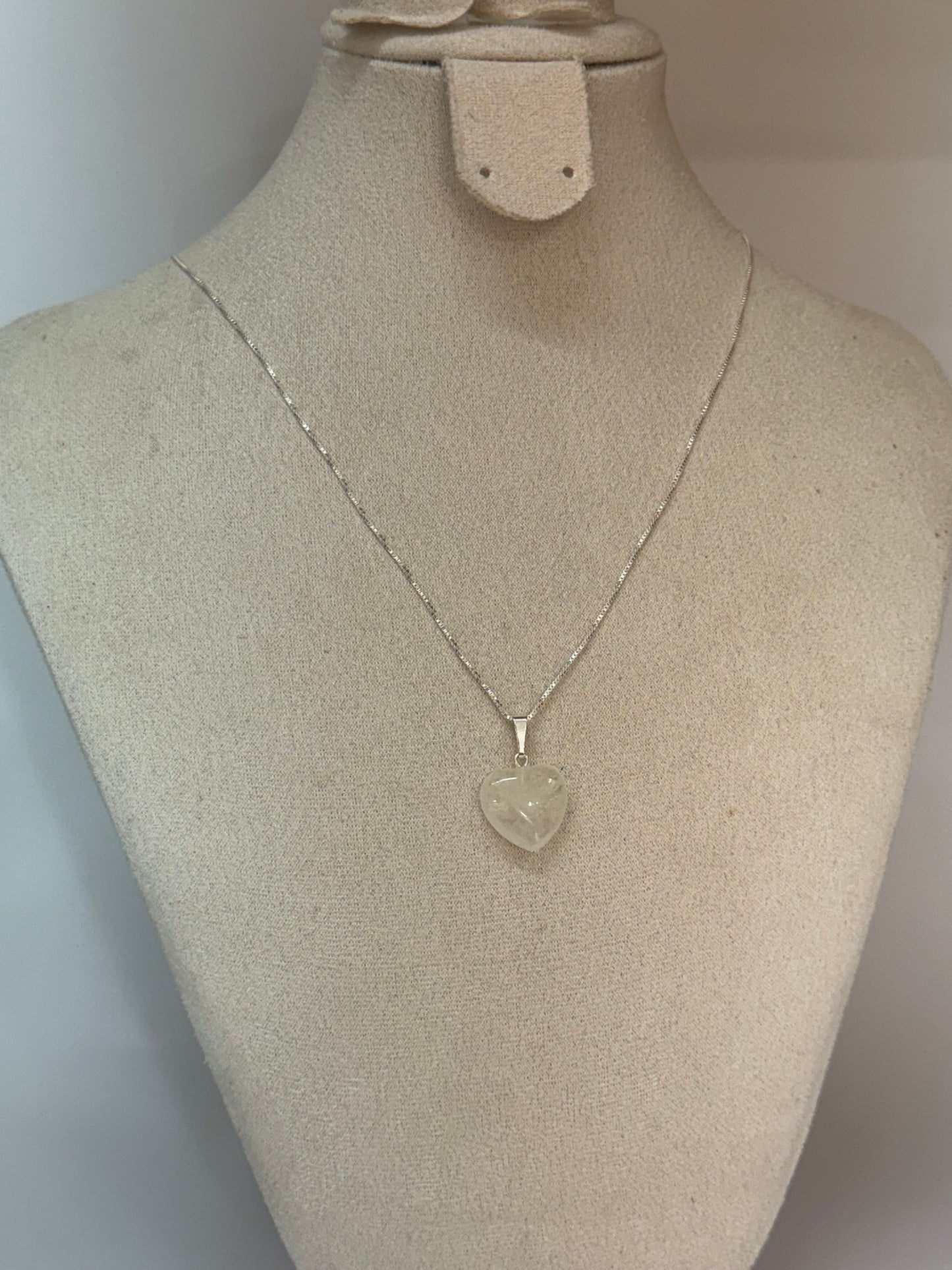 Pendentif Cœur en Quartz Clair – Clarté & Harmonie