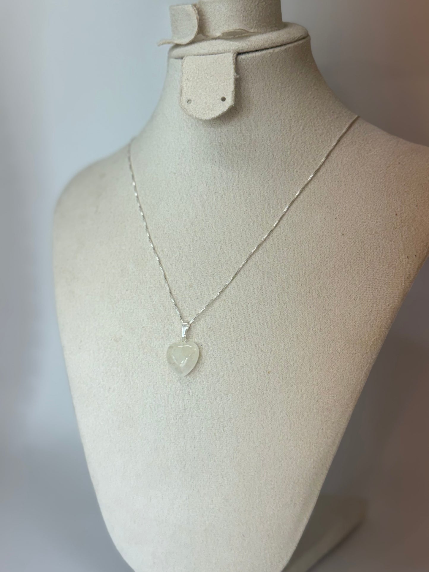 Pendentif Cœur en Quartz Clair – Clarté & Harmonie