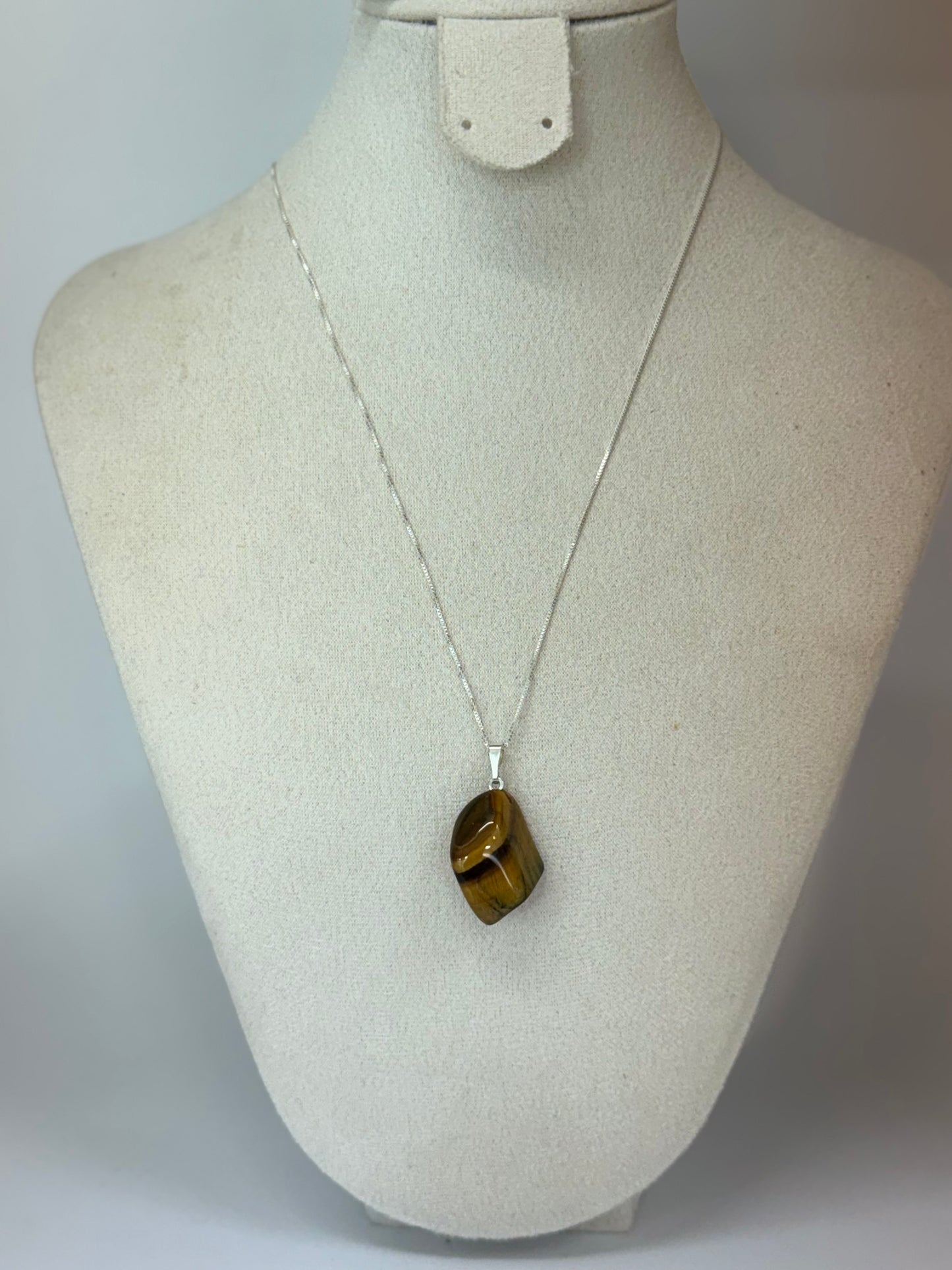 Pendentif en Œil de Tigre – Force & Protection