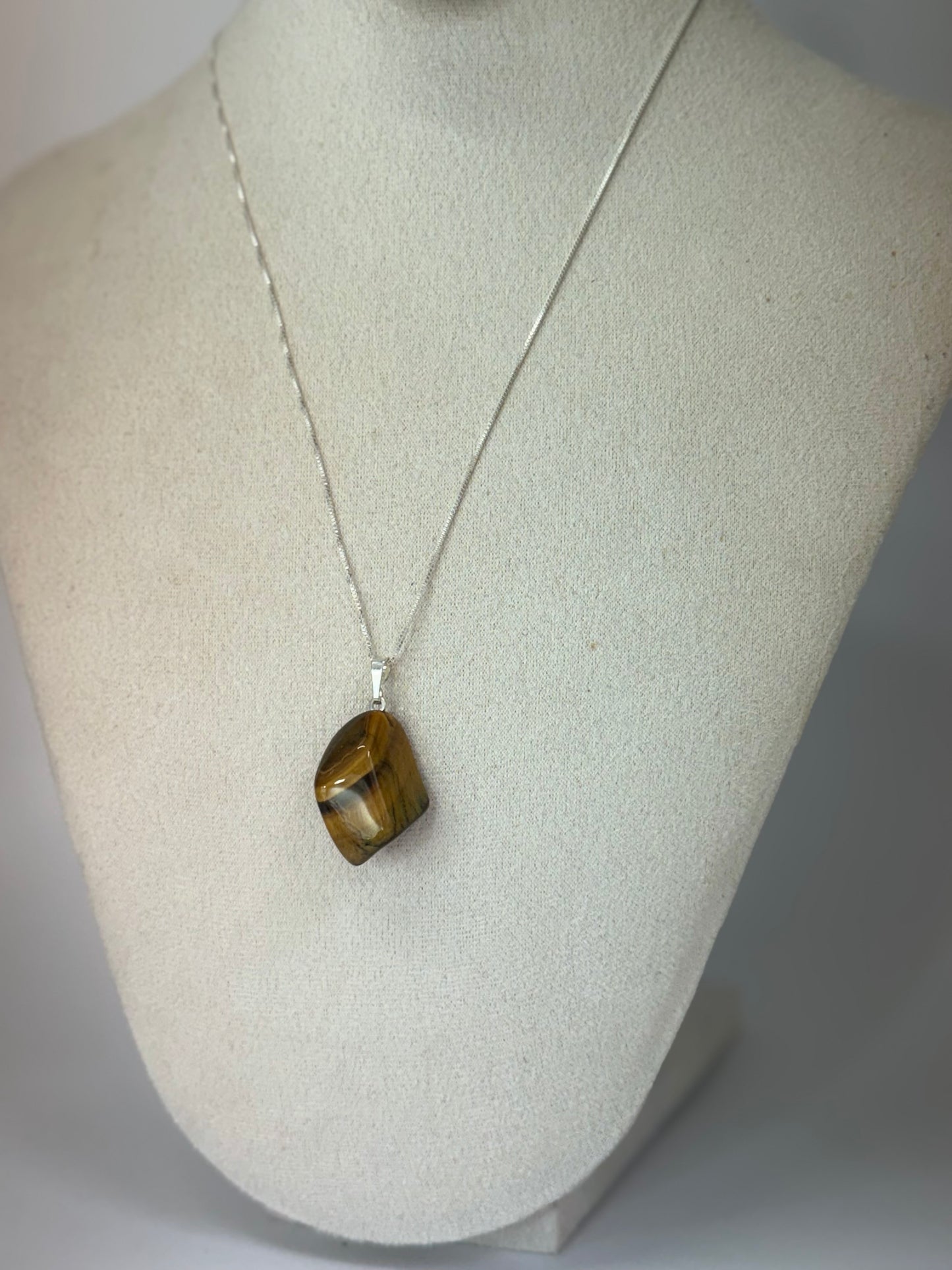 Pendentif en Œil de Tigre – Force & Protection