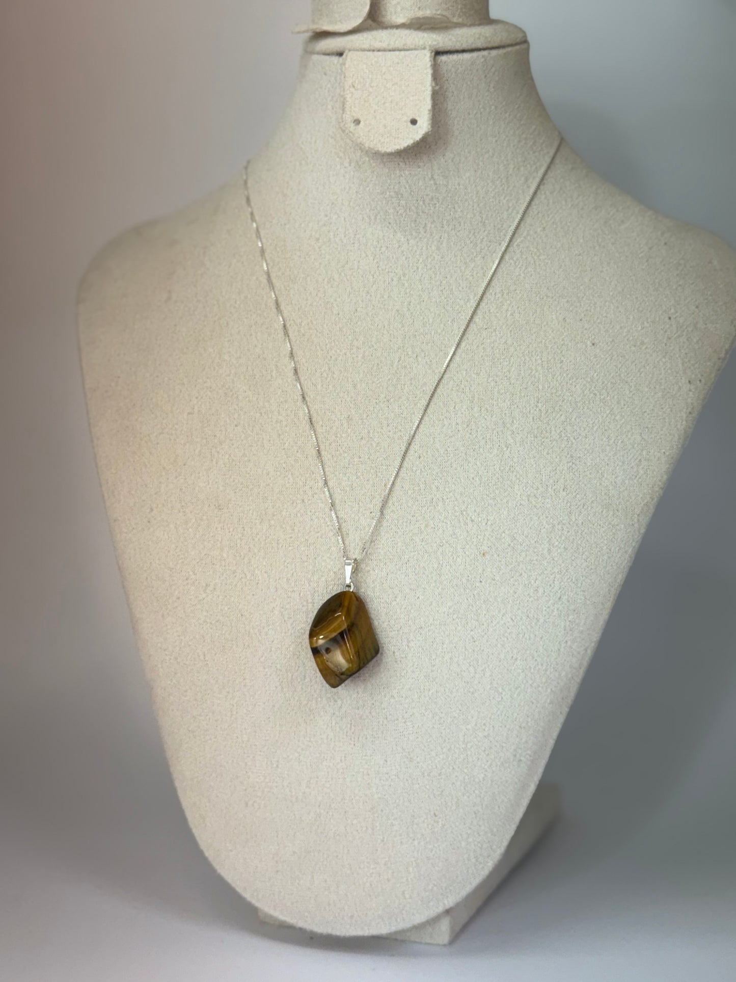Pendentif en Œil de Tigre – Force & Protection