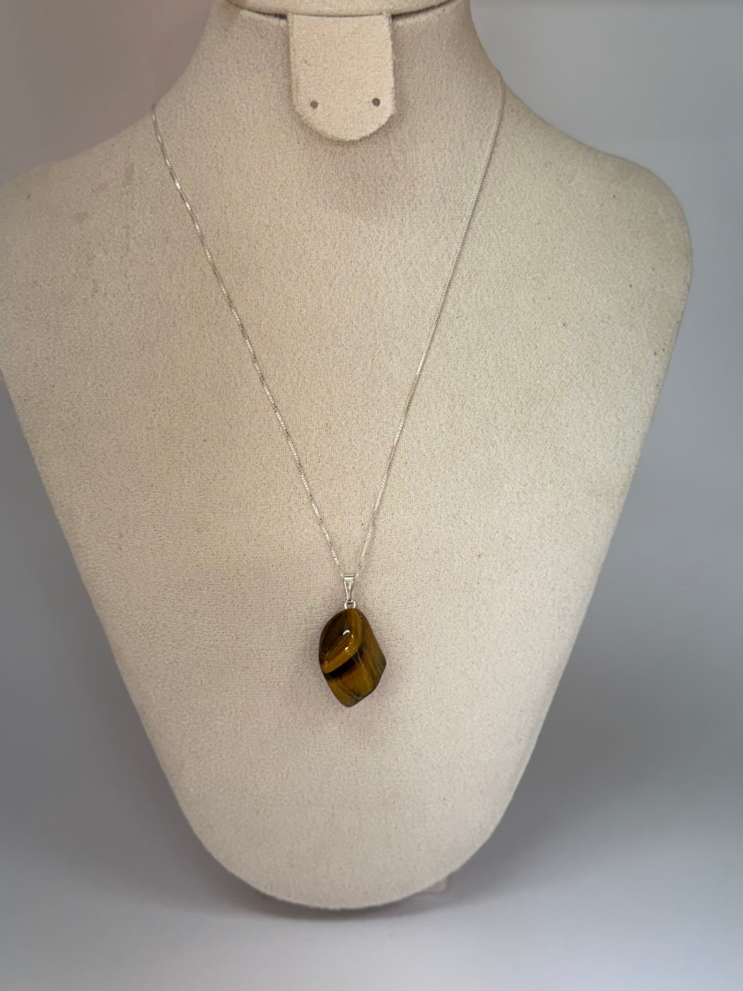 Pendentif en Œil de Tigre – Force & Protection