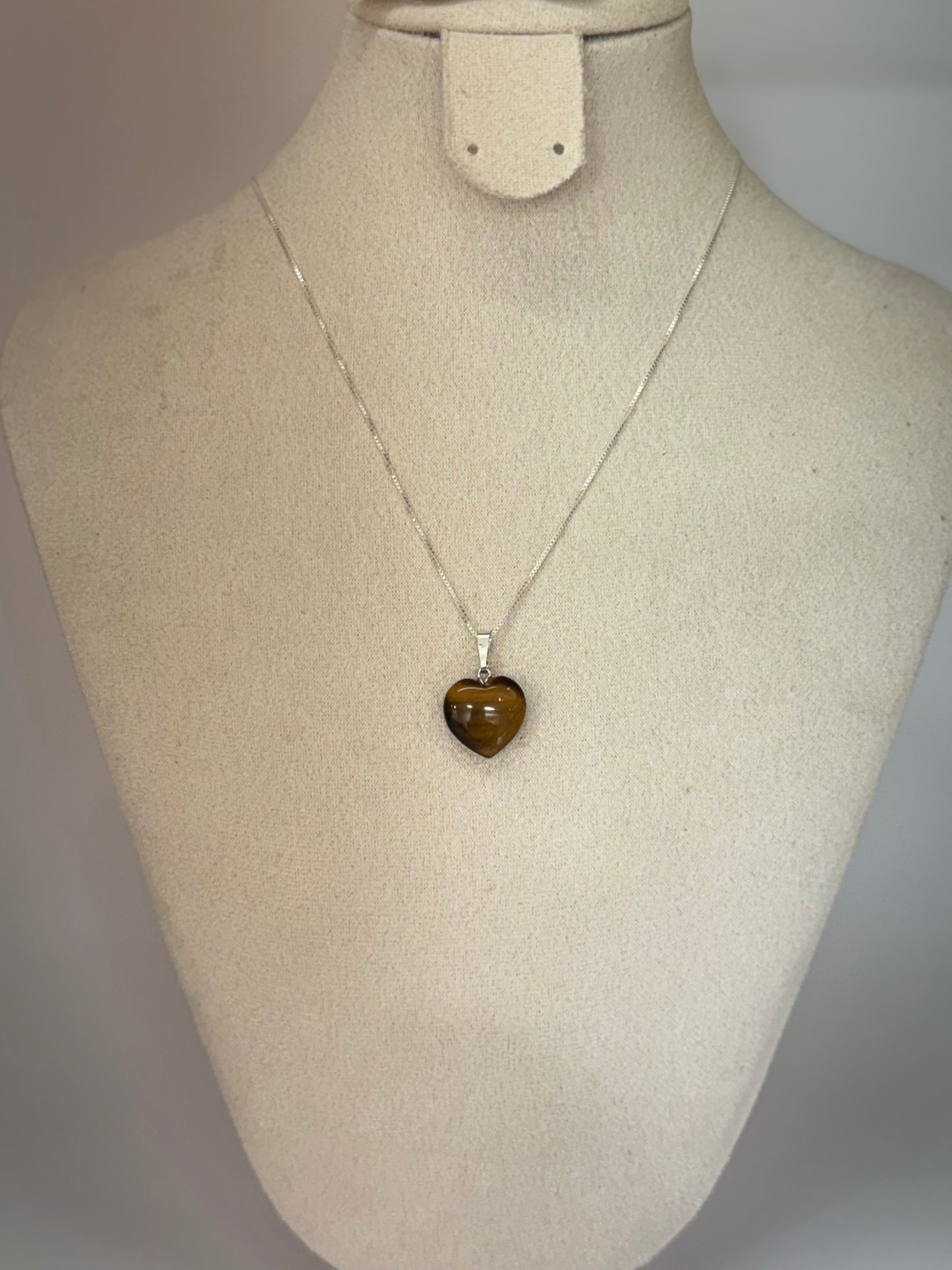 Pendentif Cœur en Œil de Tigre – Ancrage & Protection