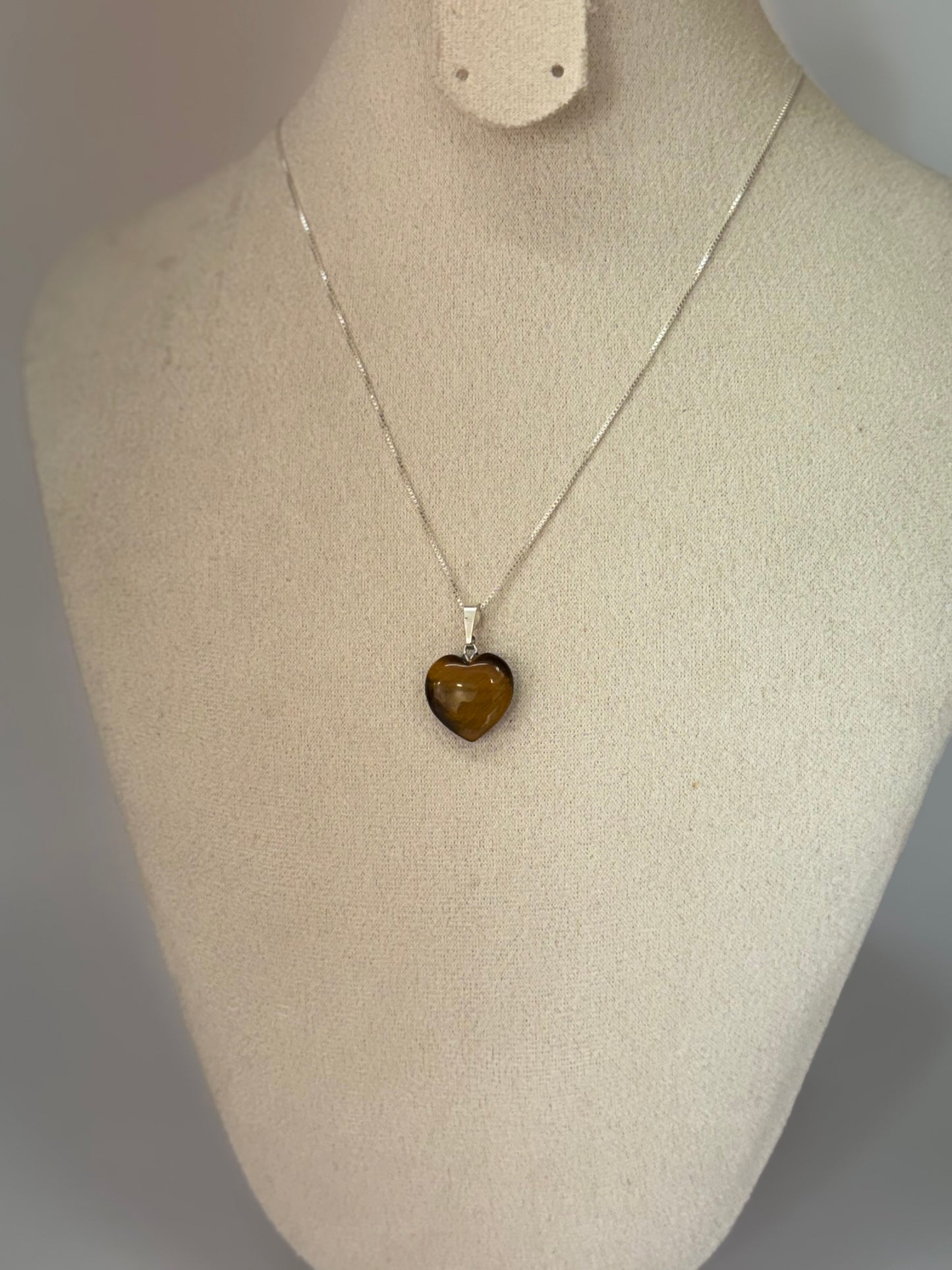 Pendentif Cœur en Œil de Tigre – Ancrage & Protection