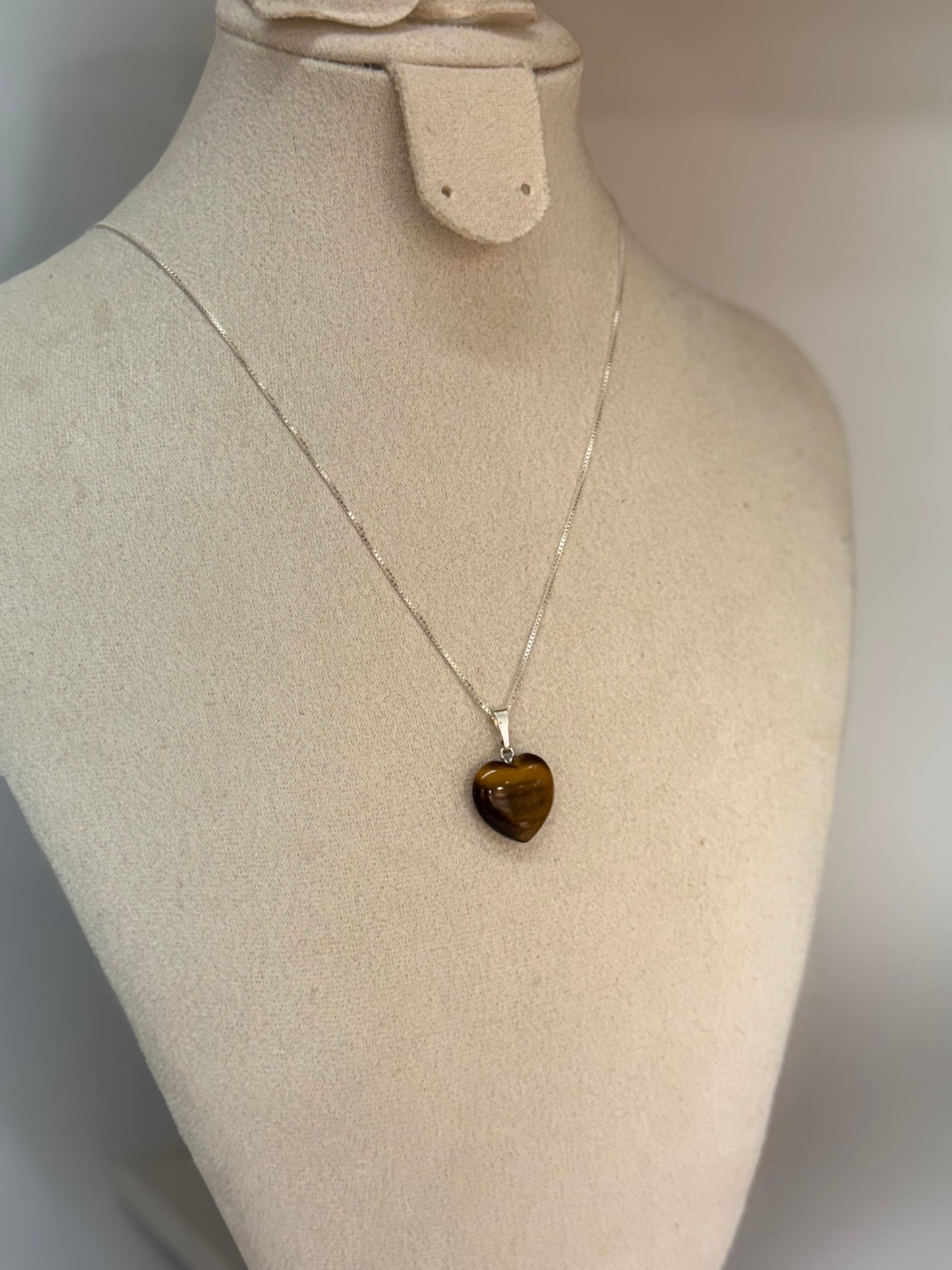 Pendentif Cœur en Œil de Tigre – Ancrage & Protection